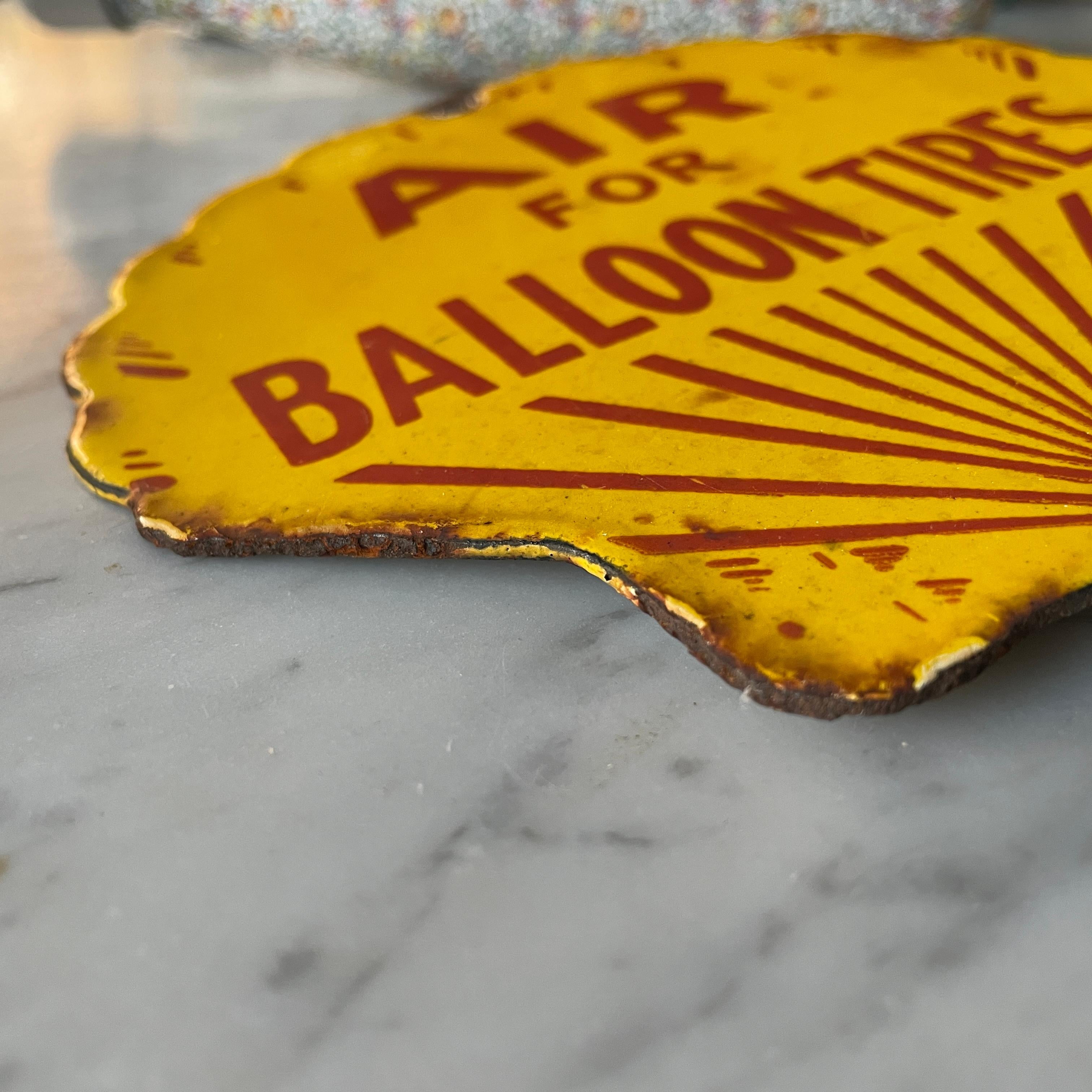 1920er Jahre Shell Ballon Reifen Gelb Reifen Luft Maschine Porzellan Zeichen Tankstelle (Moderne der Mitte des Jahrhunderts) im Angebot