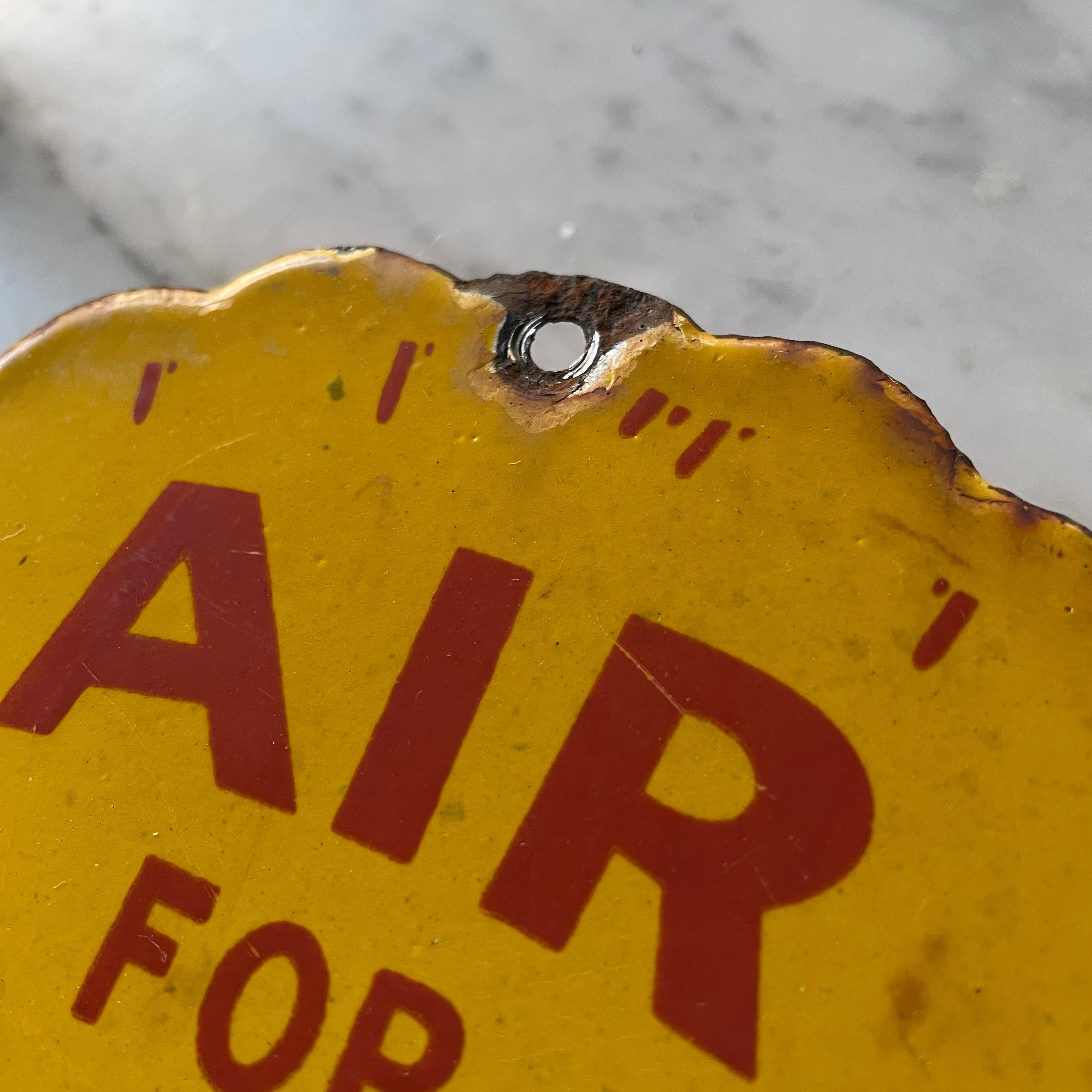 1920er Jahre Shell Ballon Reifen Gelb Reifen Luft Maschine Porzellan Zeichen Tankstelle im Zustand „Starke Gebrauchsspuren“ im Angebot in Hyattsville, MD
