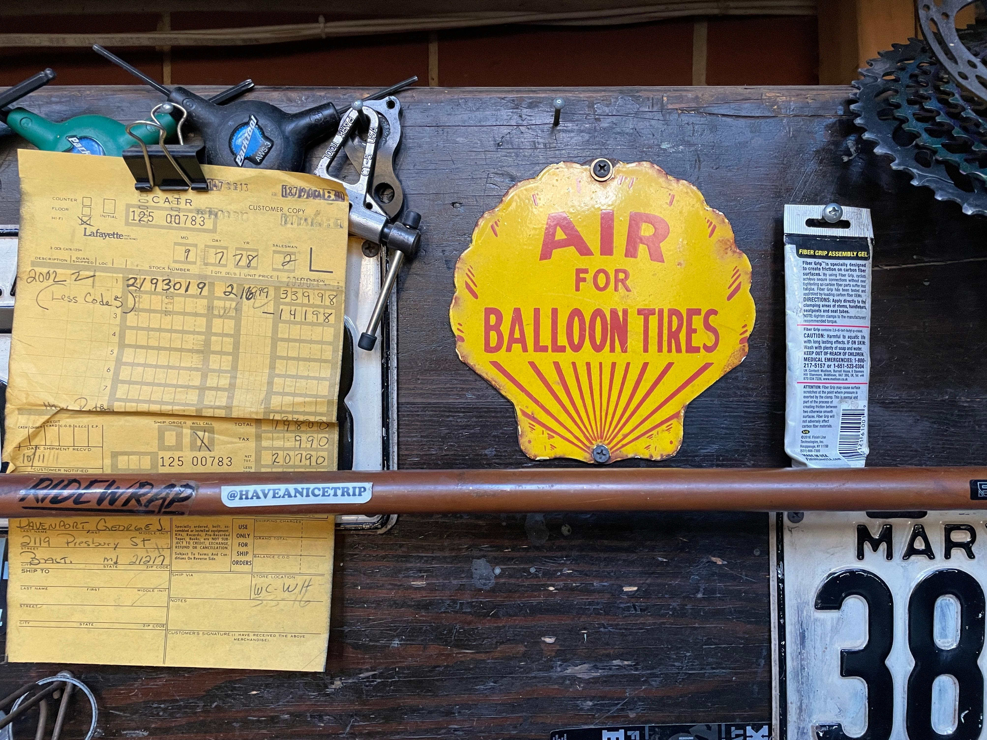 1920er Jahre Shell Ballon Reifen Gelb Reifen Luft Maschine Porzellan Zeichen Tankstelle (20. Jahrhundert) im Angebot