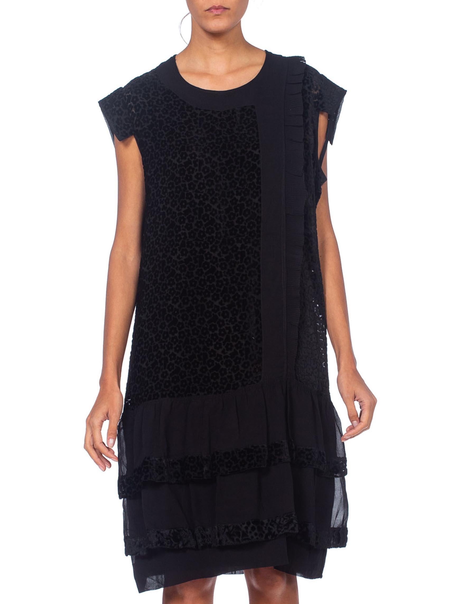 velours de soie noir des années 1920  Robe de cocktail à fleurs brûlées avec mousseline à volants