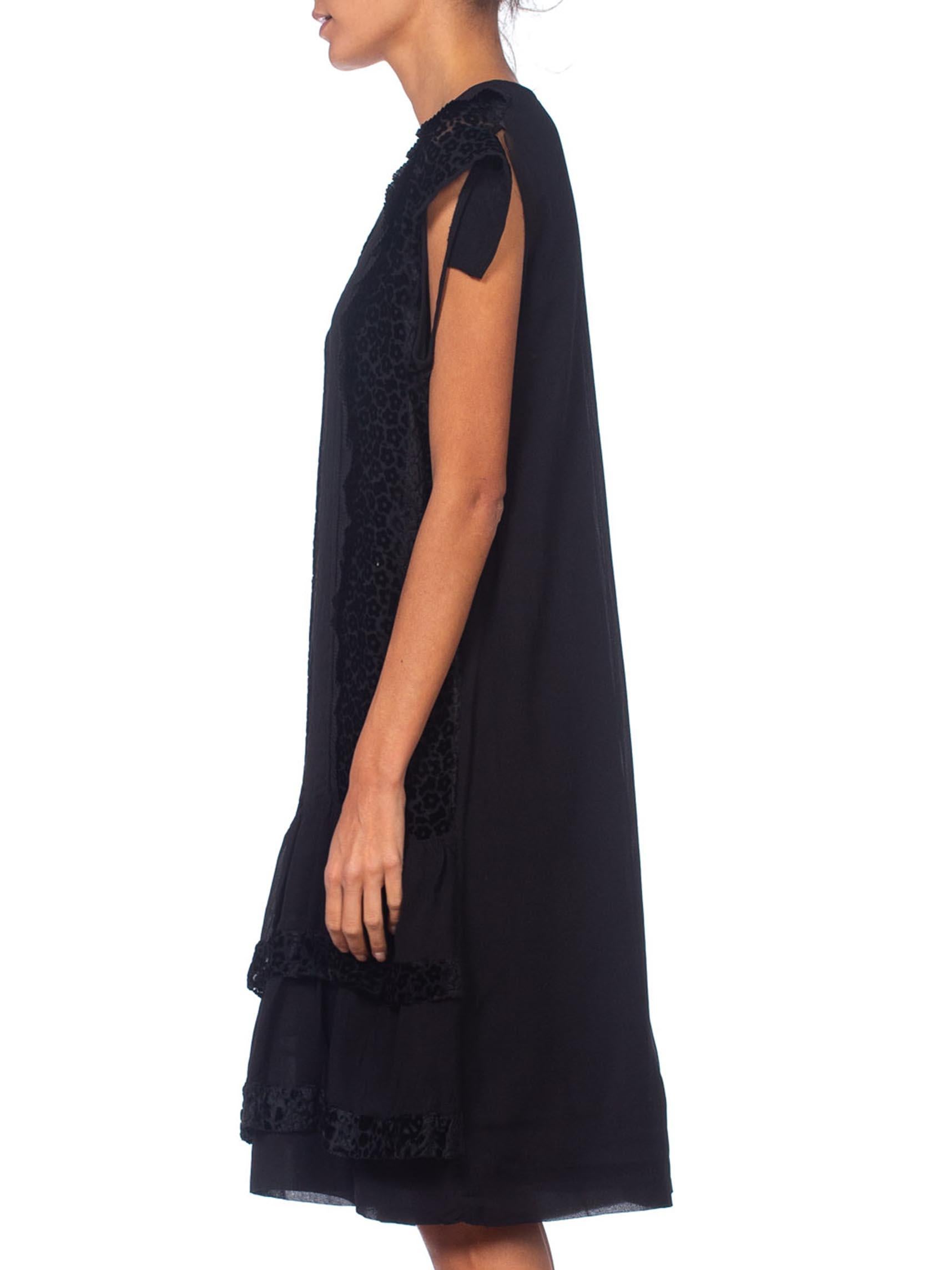 Noir en velours de soie noir des années 1920  Robe de cocktail à fleurs en mousseline de soie à volants en vente