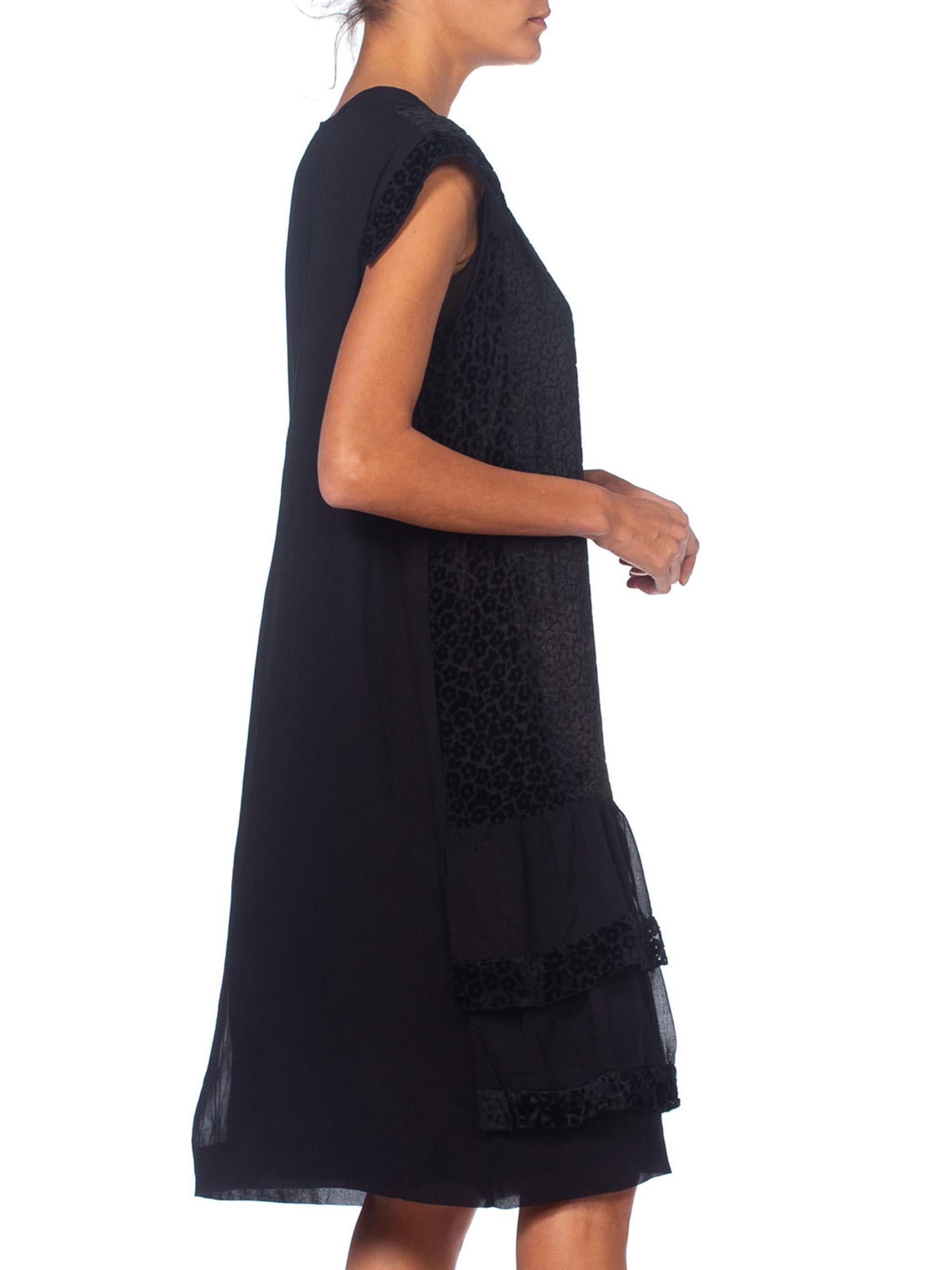 en velours de soie noir des années 1920  Robe de cocktail à fleurs en mousseline de soie à volants Bon état - En vente à New York, NY