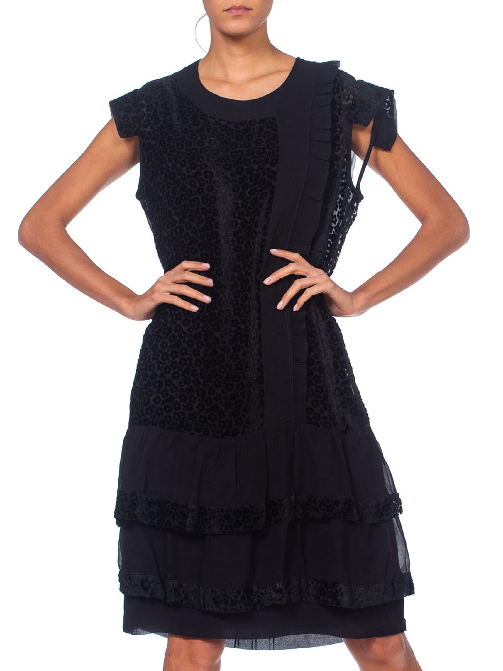 en velours de soie noir des années 1920  Robe de cocktail à fleurs en mousseline de soie à volants en vente 1