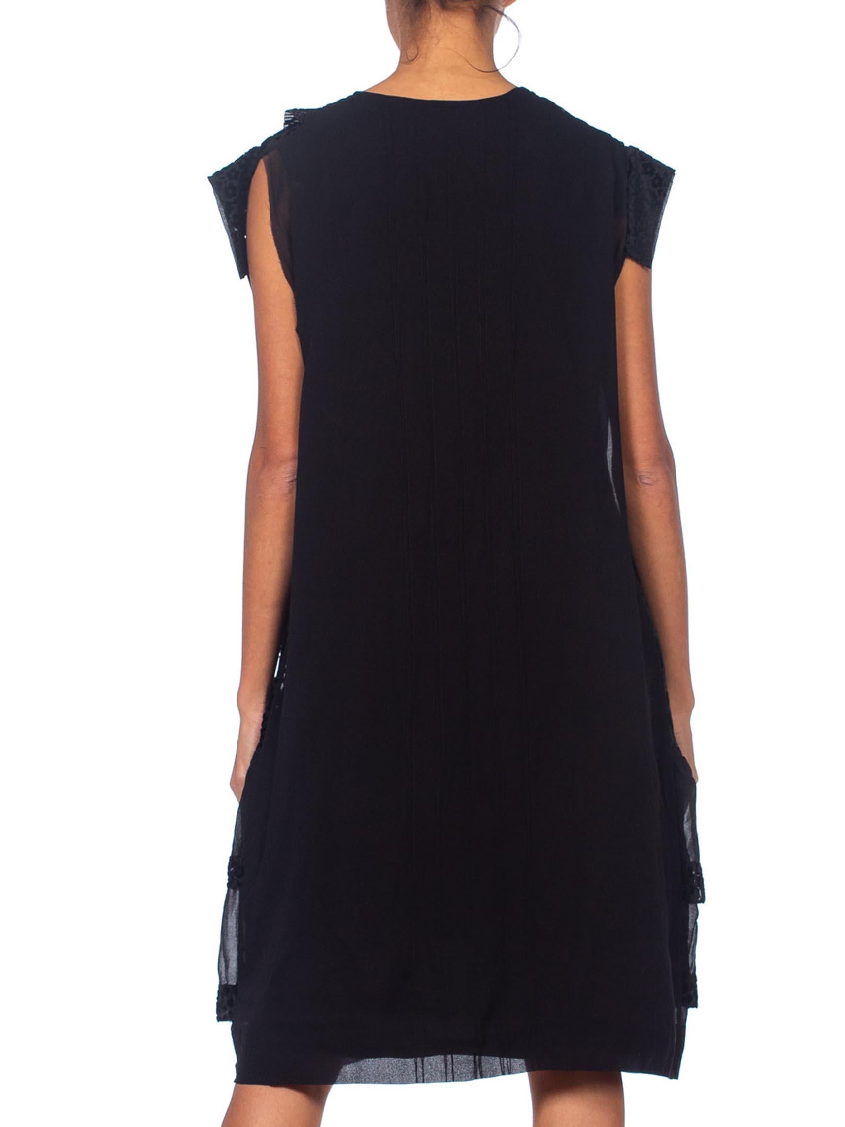 en velours de soie noir des années 1920  Robe de cocktail à fleurs en mousseline de soie à volants en vente 2