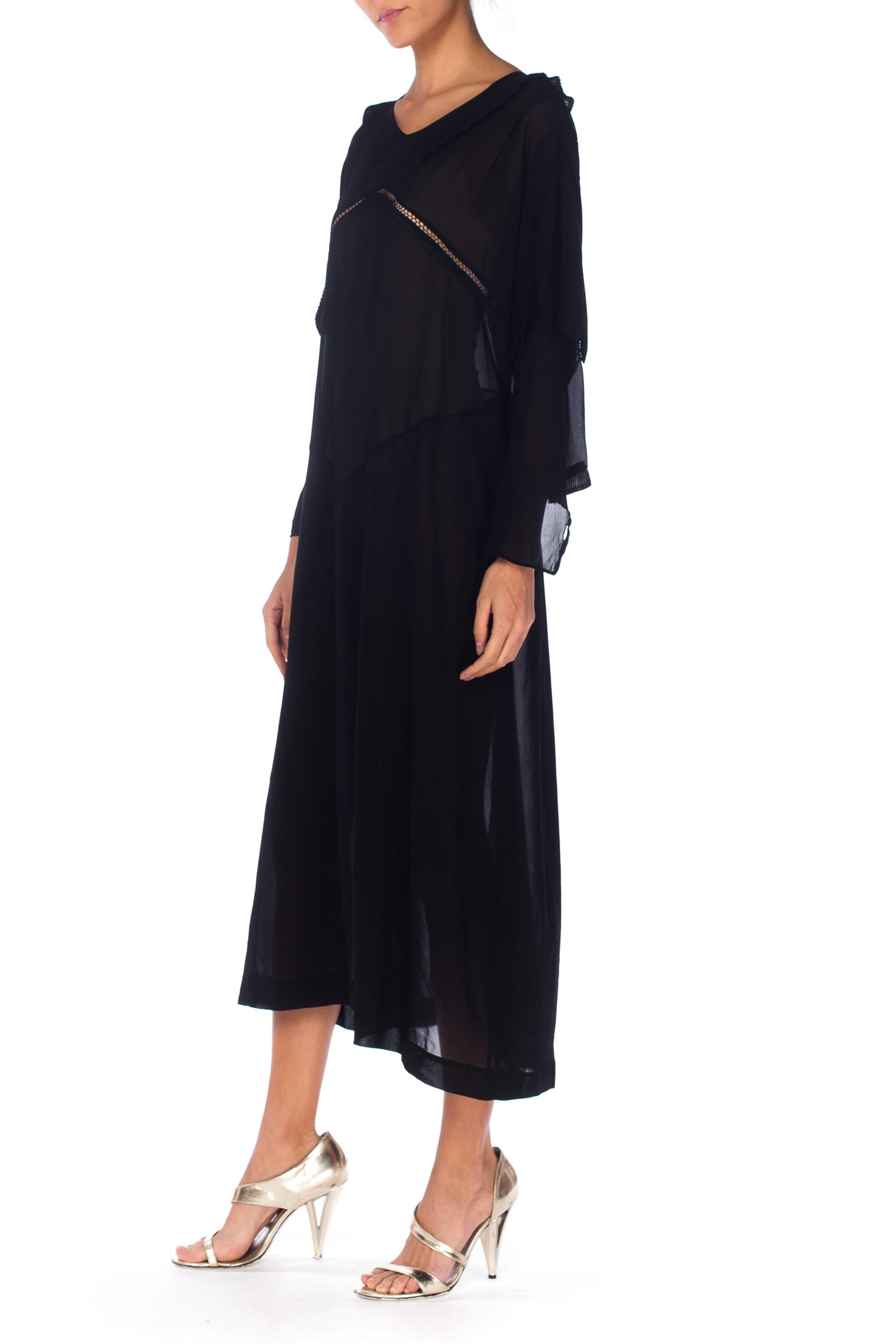 Nero Abito da giorno 1920S in chiffon di seta nero a maniche lunghe con volant a pieghe sul collo in vendita
