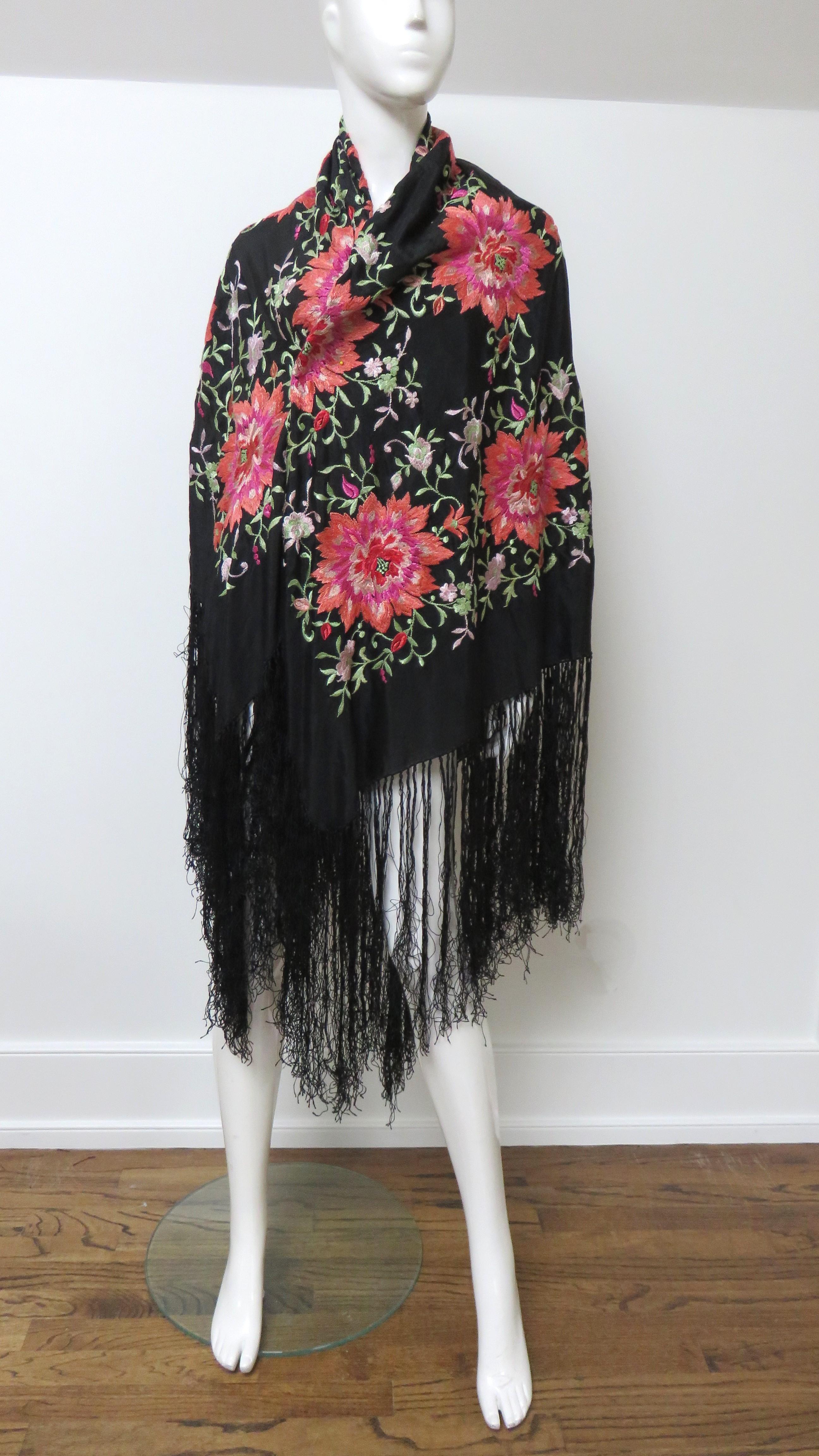 1920s Silk Embroidered Piano Shawl For Sale 2