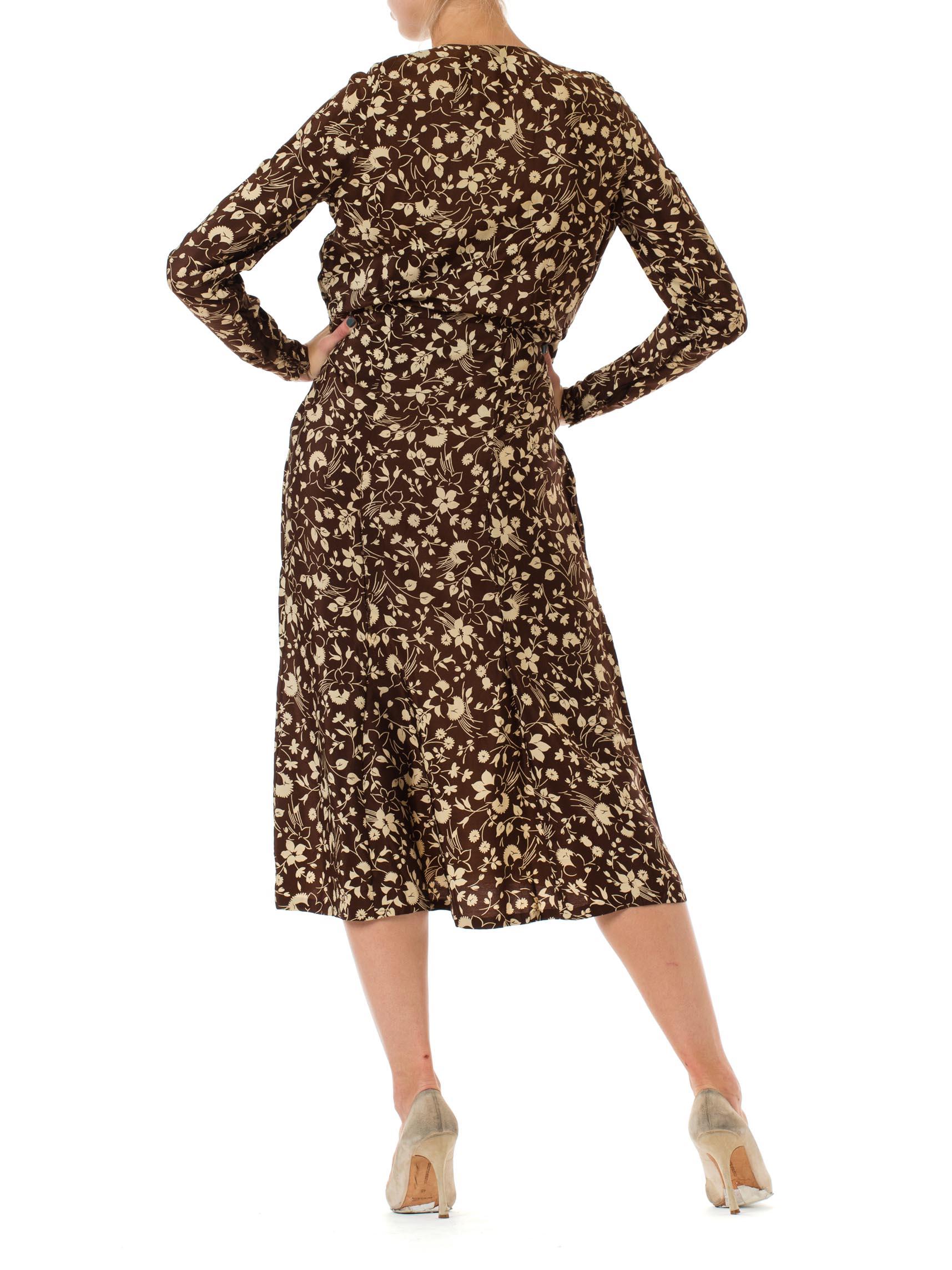 1920S Brown & Ivory Silk Crepe De Chine Two-Tone Floral Printed Long Sleeve Dre In Excellent Condition In New York, NY
