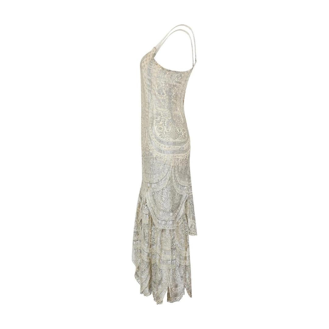 Realizzato su una classica silhouette a vita bassa degli anni '20, questo è un raro abito culottes sopravvissuto della prima parte dell'era flapper e il nostro più vecchio modello di tuta! Questo pezzo d'antiquariato è caratterizzato da larghe fasce