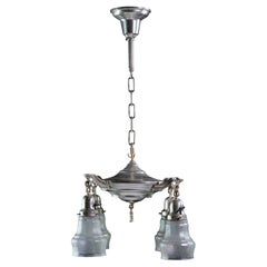 Lampadario in ottone placcato argento degli anni '20 con paralumi iridescenti