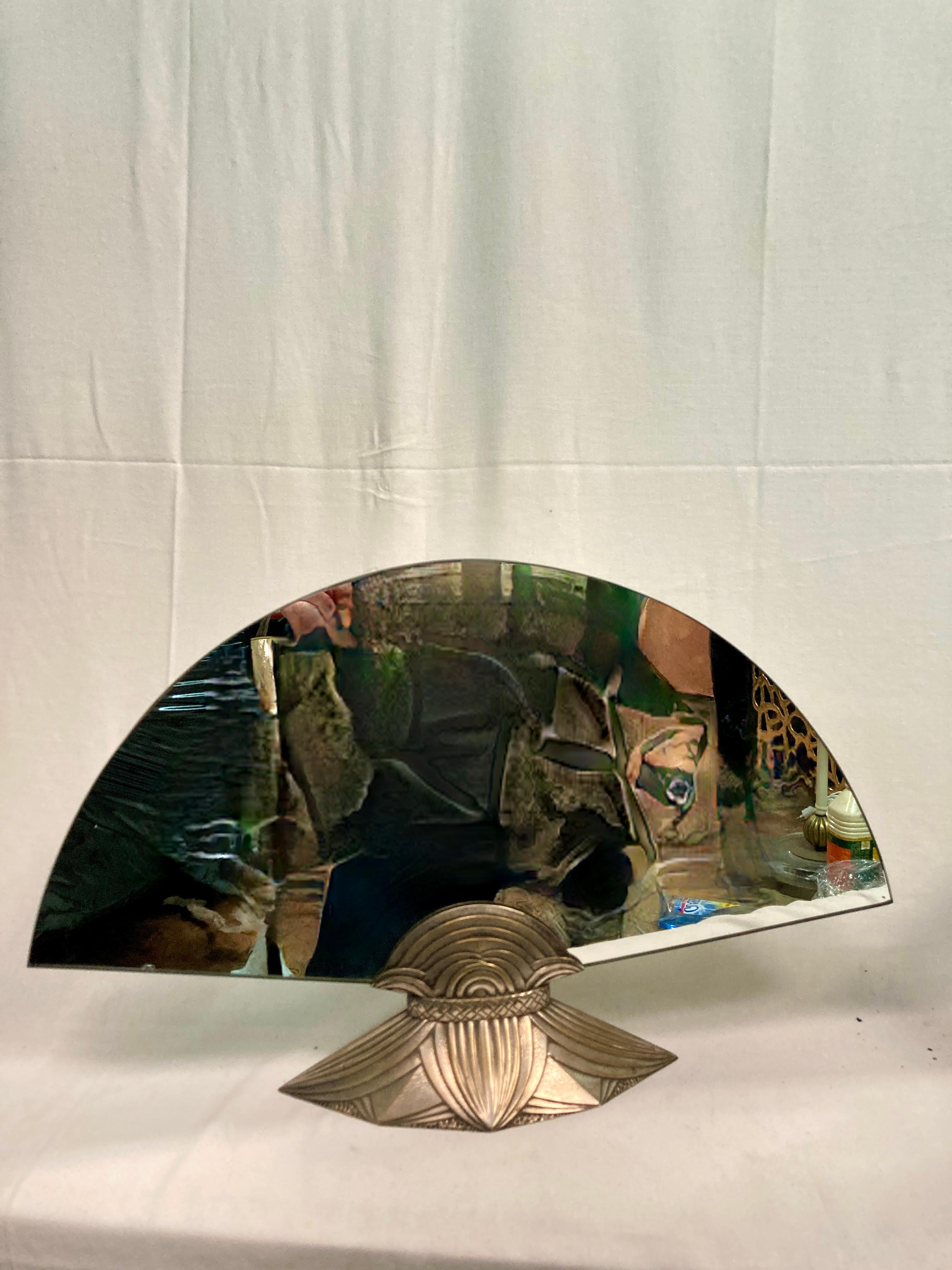 Seltener Tischspiegel aus Bronze signiert von Albert Cheuret
Ägyptische Inspiration mit stilisierten Lotosblättern
CIRCA 1925 
Dokumentiert und in Museen ausgestellt 
Doppelseitiger Spiegel
Ersetzte Spiegel