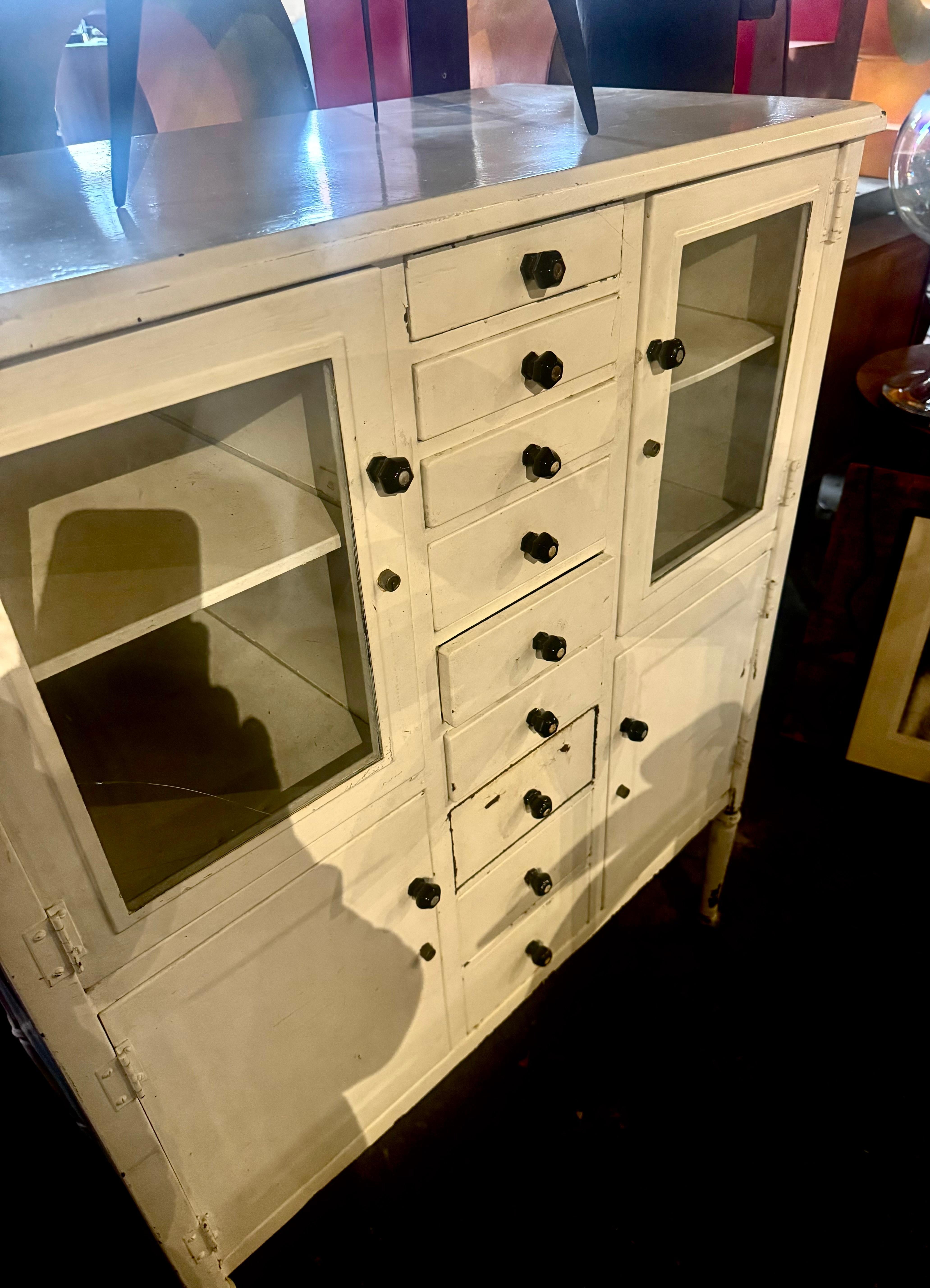 Hermoso gabinete médico de metal de 1920 / baño.cocina multi-cajones y puertas,, Fabricado por Simmons Company Furniture,, Repintado en algún momento. (hace años),, Entrega en mano disponible en la ciudad de Nueva York o en cualquier lugar en ruta