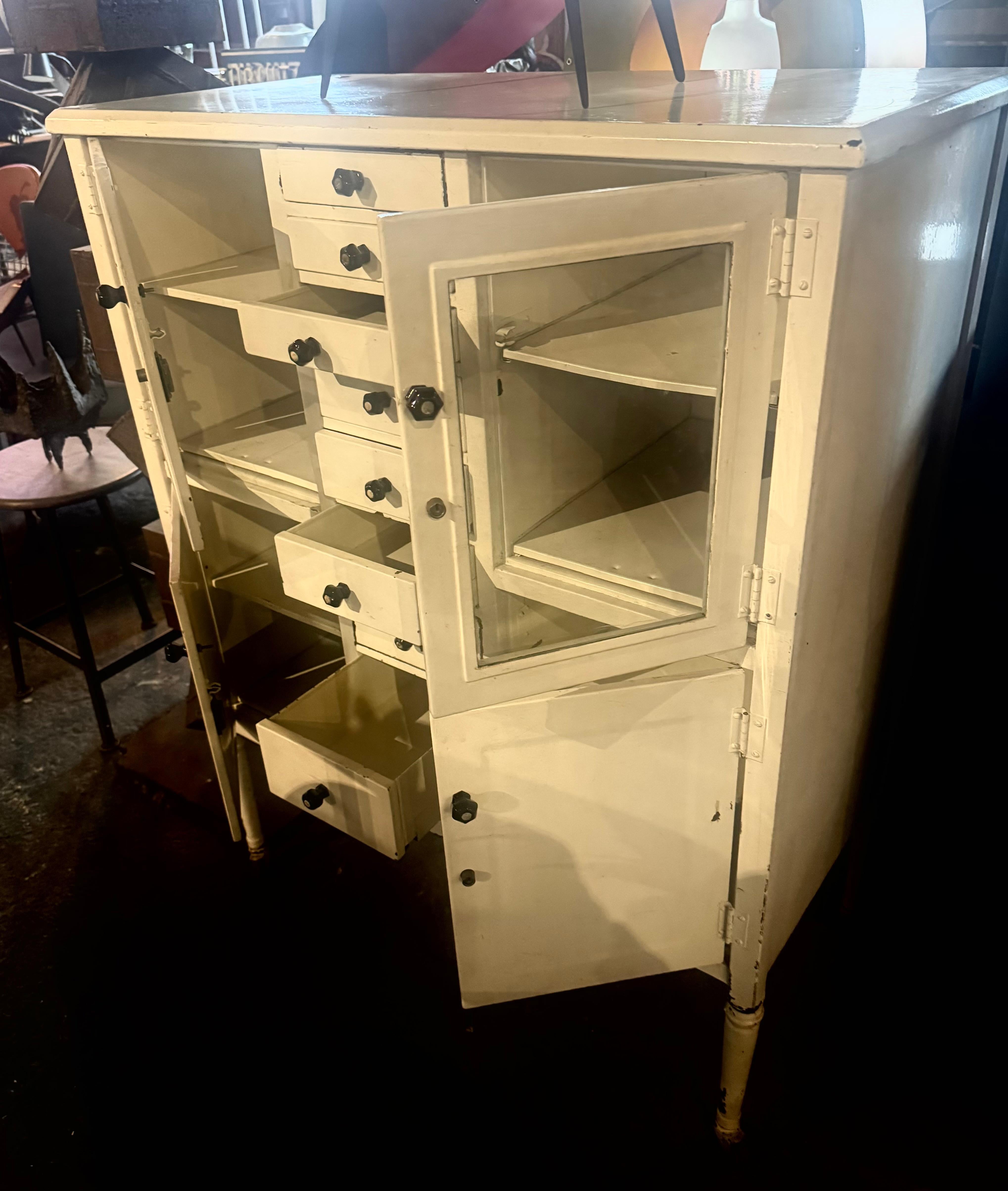 1920s Simmon's Metal Medical Cabinet/ baño. multi-cajón Estadounidense en venta