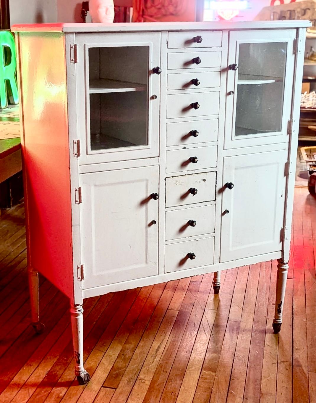 1920s Simmon's Metal Medical Cabinet/ baño. multi-cajón en Bueno estado para la venta en Buffalo, NY