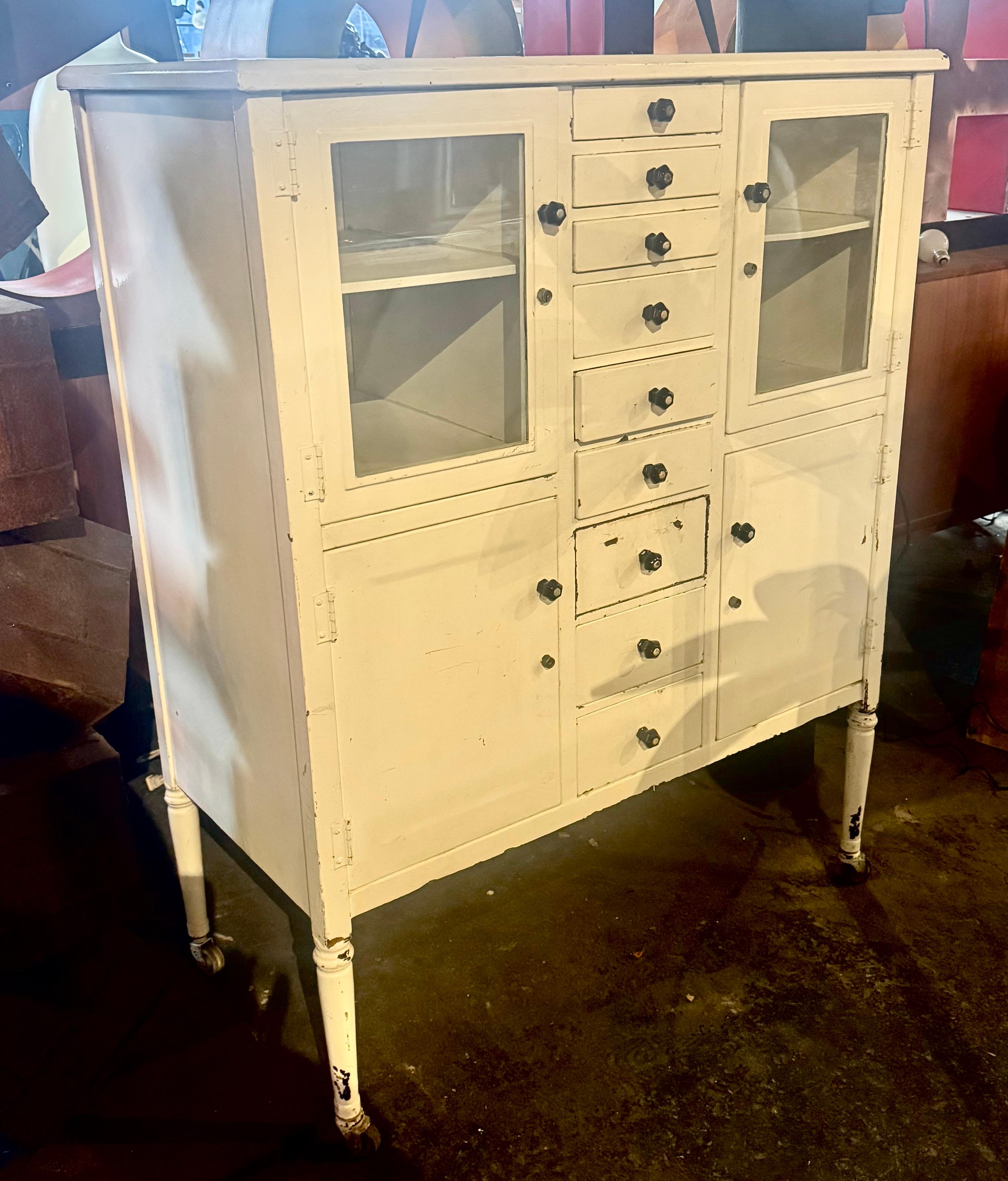 1920s Simmon's Metal Medical Cabinet/ baño. multi-cajón en venta 1