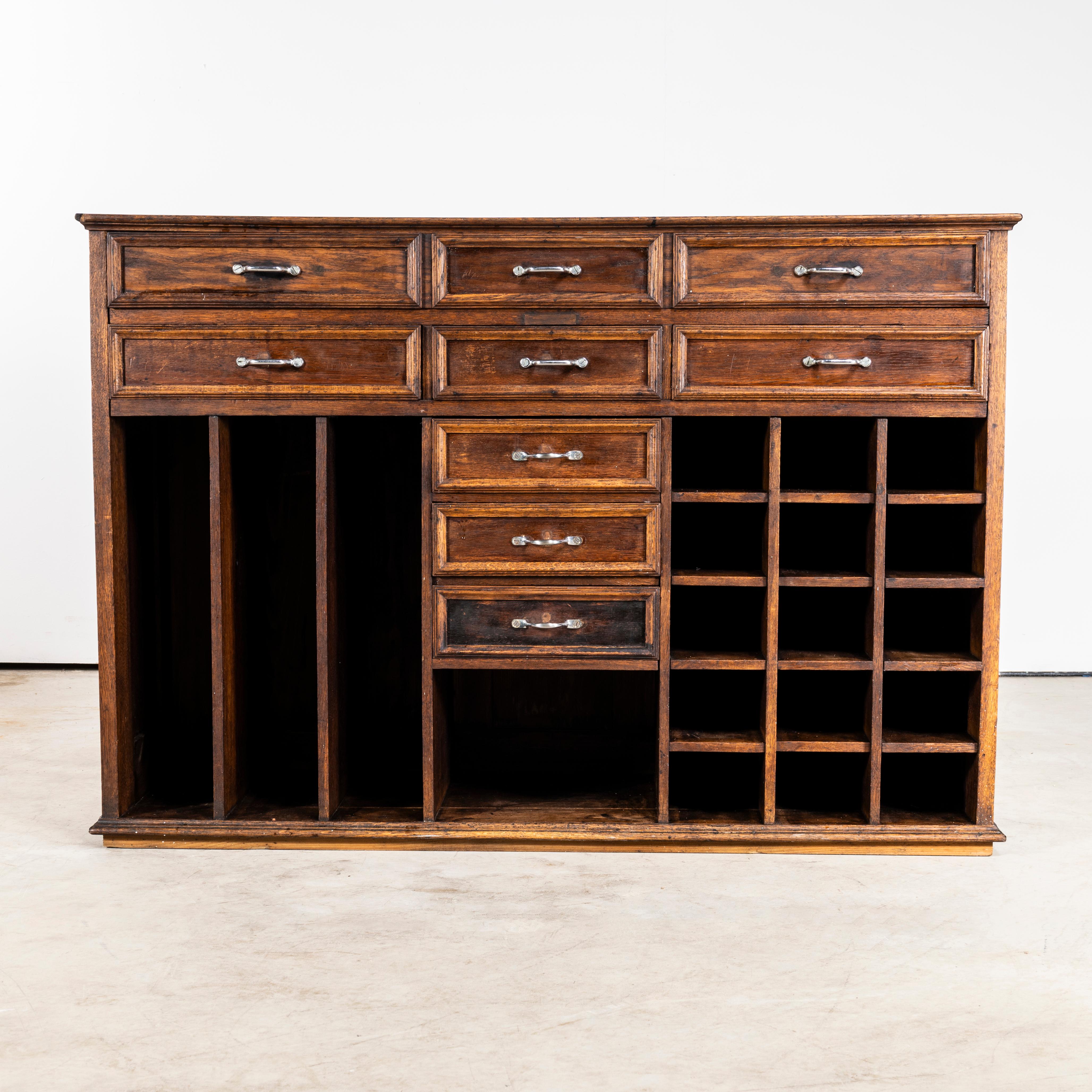 Schlanker französischer Atelierschrank aus massiver Eiche aus den 1920er Jahren

Schlanker französischer Atelierschrank aus massivem Eichenholz aus den 1920er Jahren. Hochwertiger und äußerst praktischer Original-Atelierschrank. Der Korpus ist aus