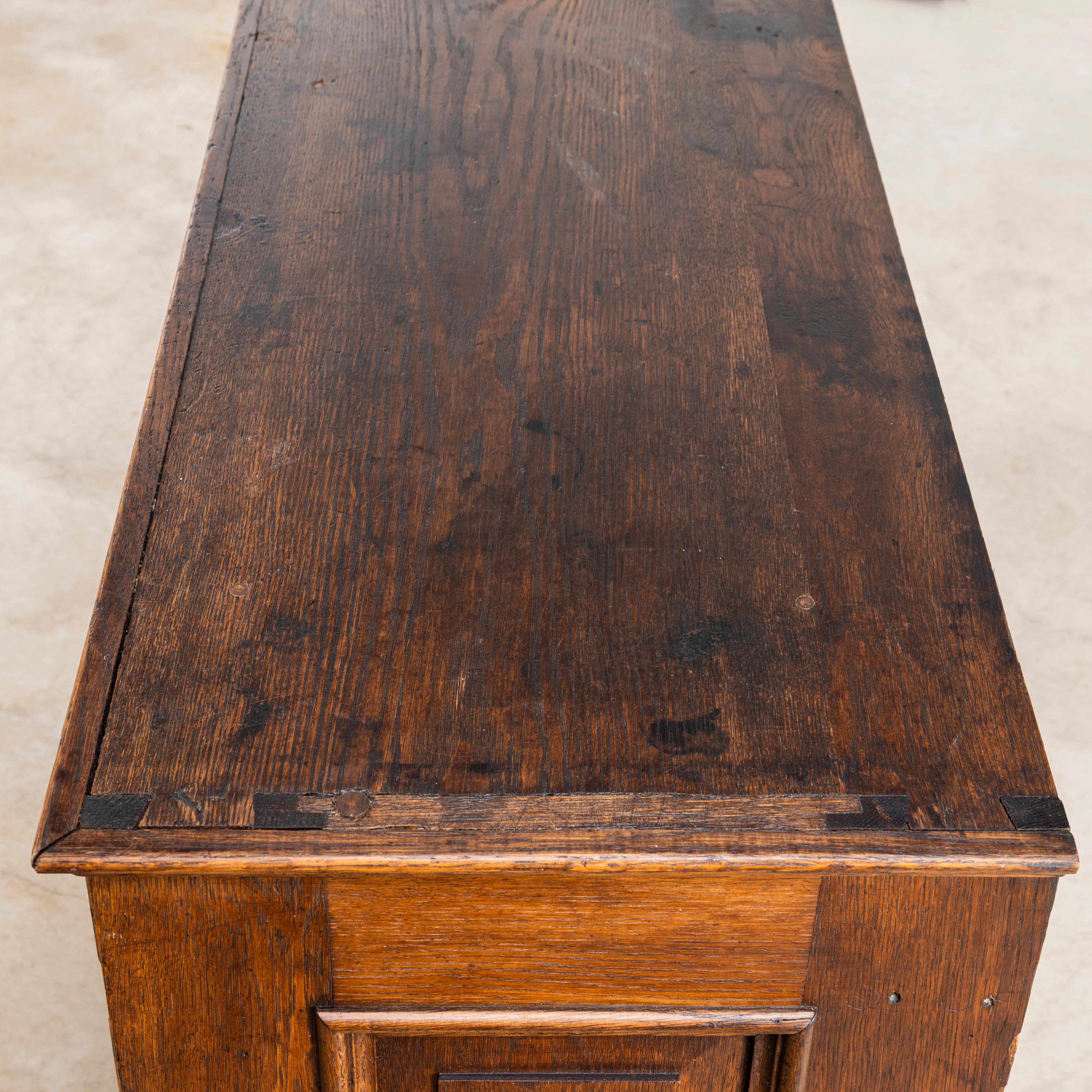 Schlanker französischer Atelierschrank aus massiver Eiche aus den 1920er Jahren 3