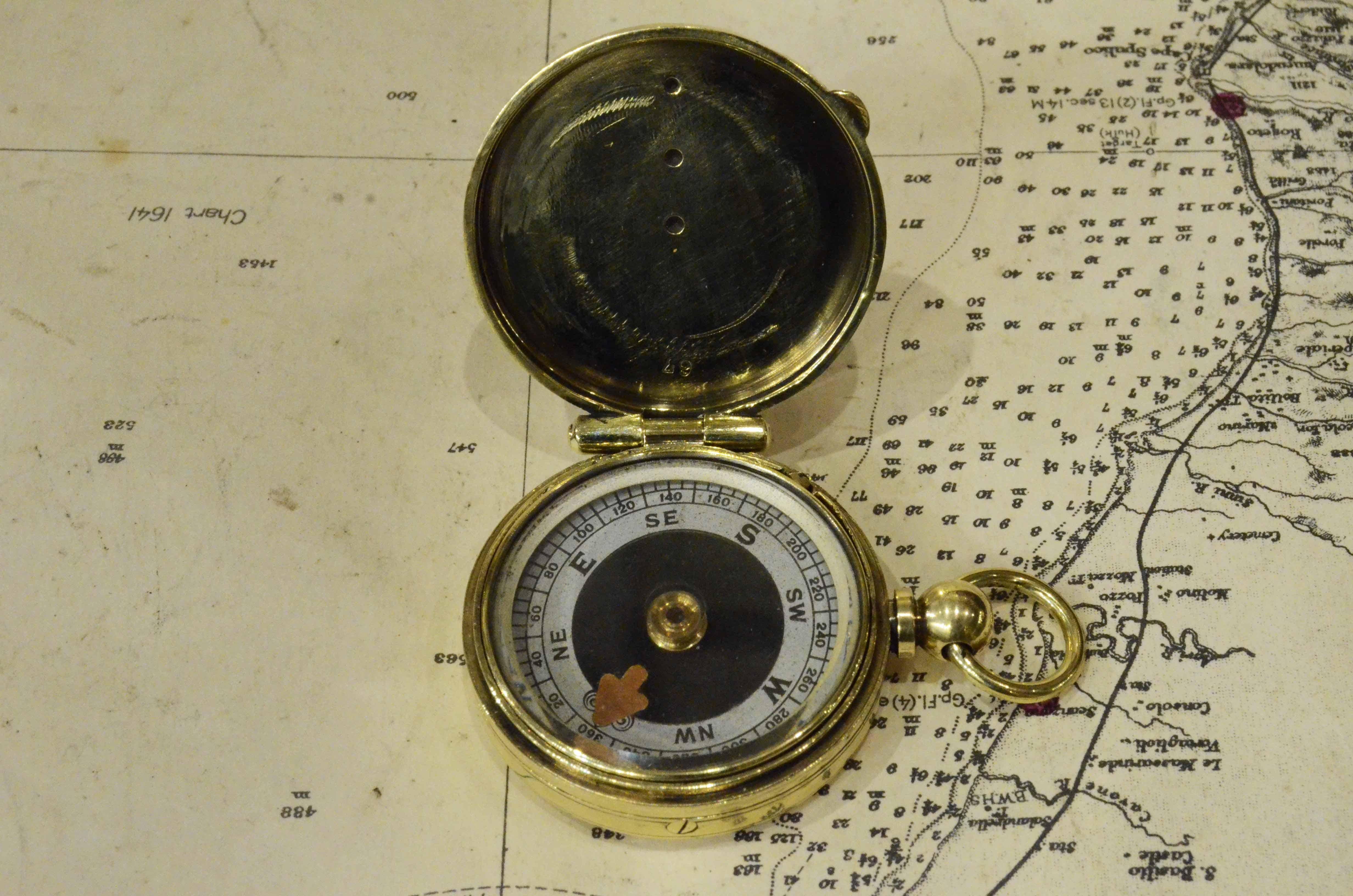 1920s Small Brass Nautical Pocket Compass Antique Maritime Navigation Instrument In Good Condition In Milan, IT