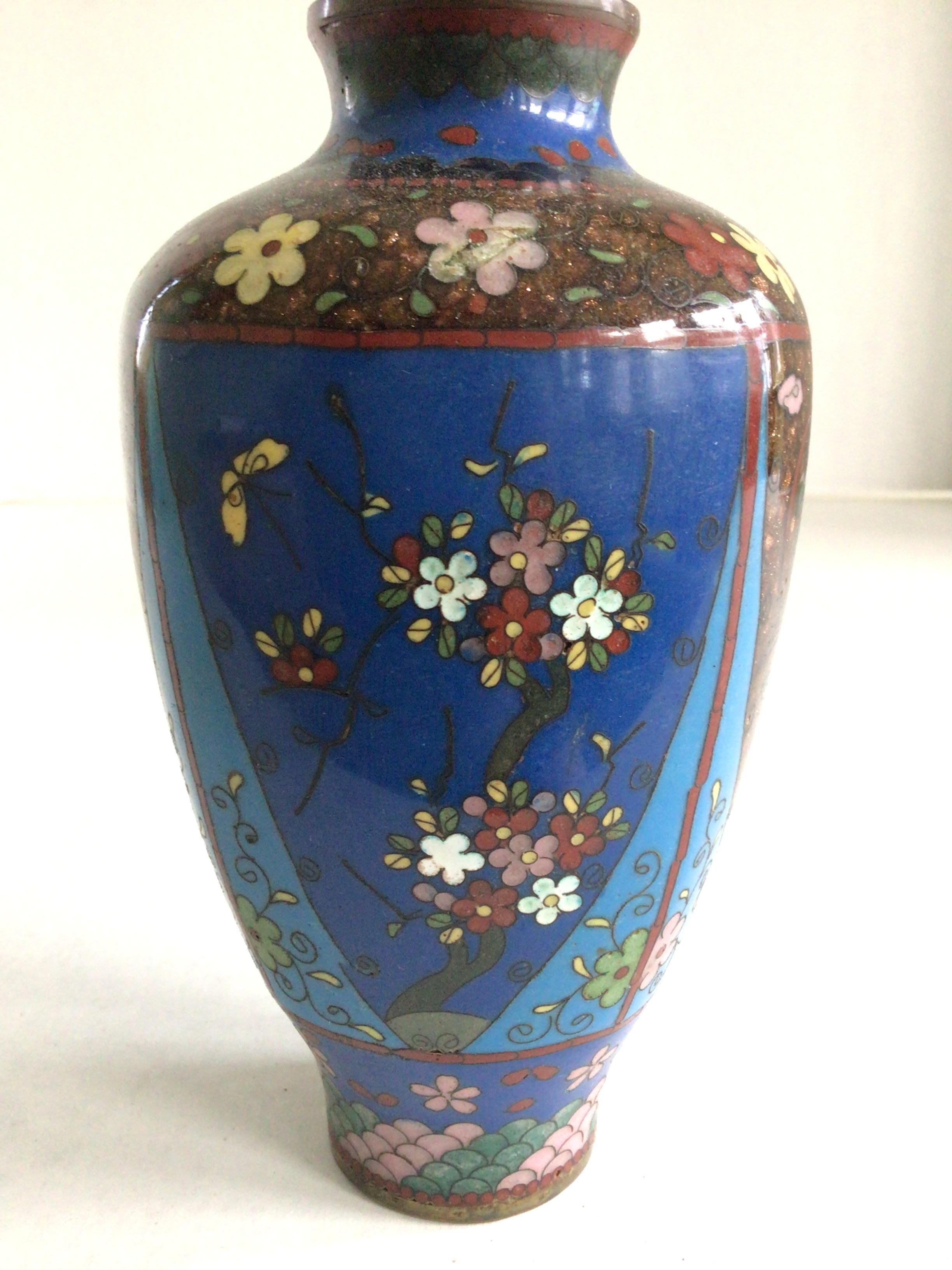 Petit vase cloisonné des années 1920 avec fleurs et papillons
Turquoise, bleu, vert, rouge, rose
Petite entaille sur le bord intérieur de la lèvre (comme indiqué sur les photos).