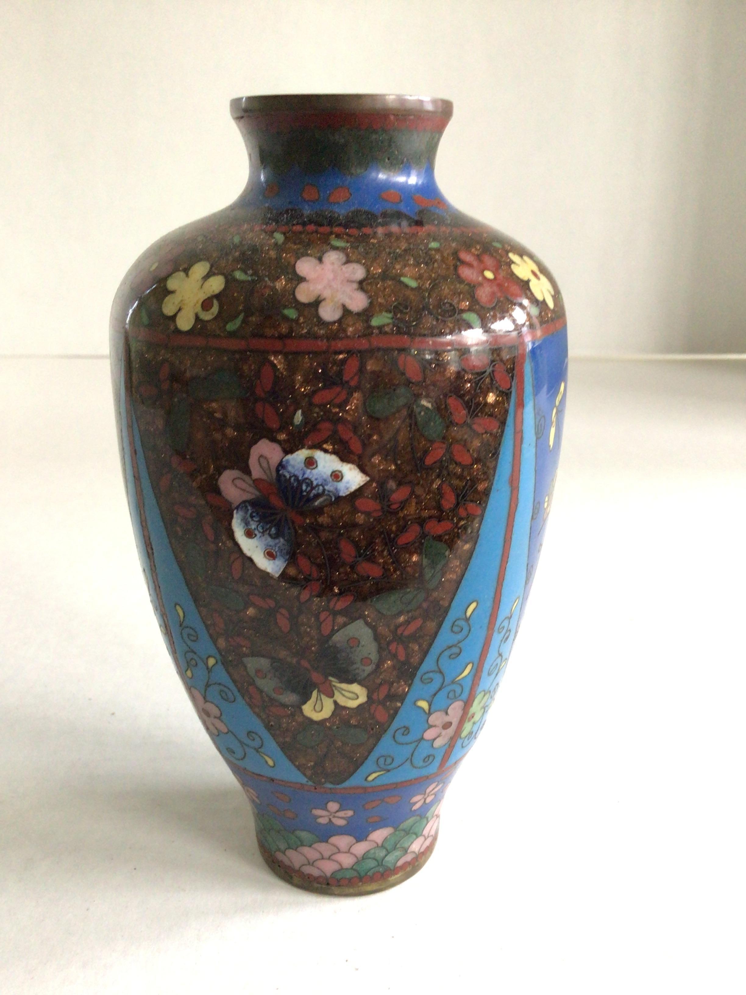 Chinois Petit vase cloisonné des années 1920 avec fleurs et papillons en vente