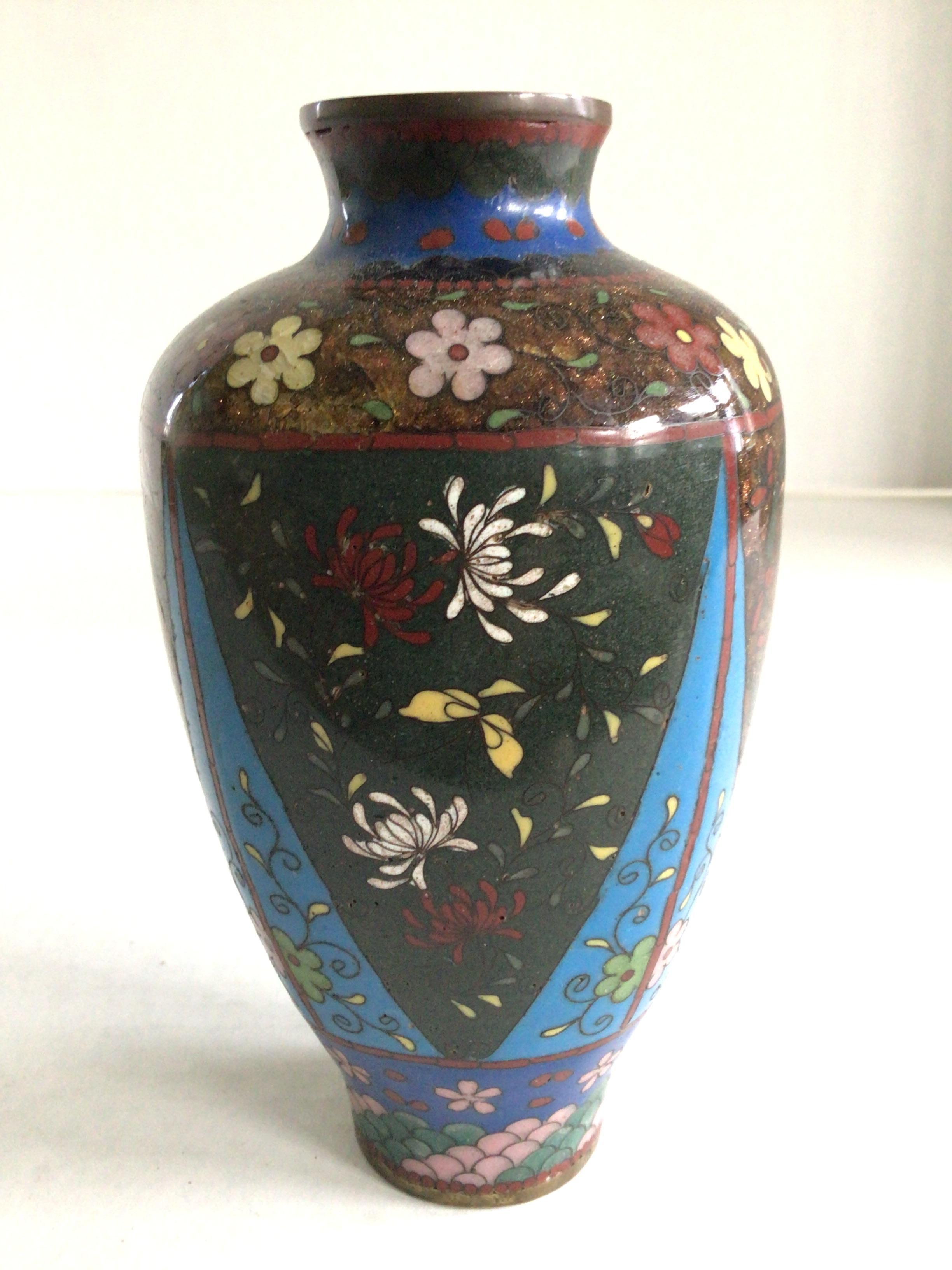 Cloisonné Petit vase cloisonné des années 1920 avec fleurs et papillons en vente