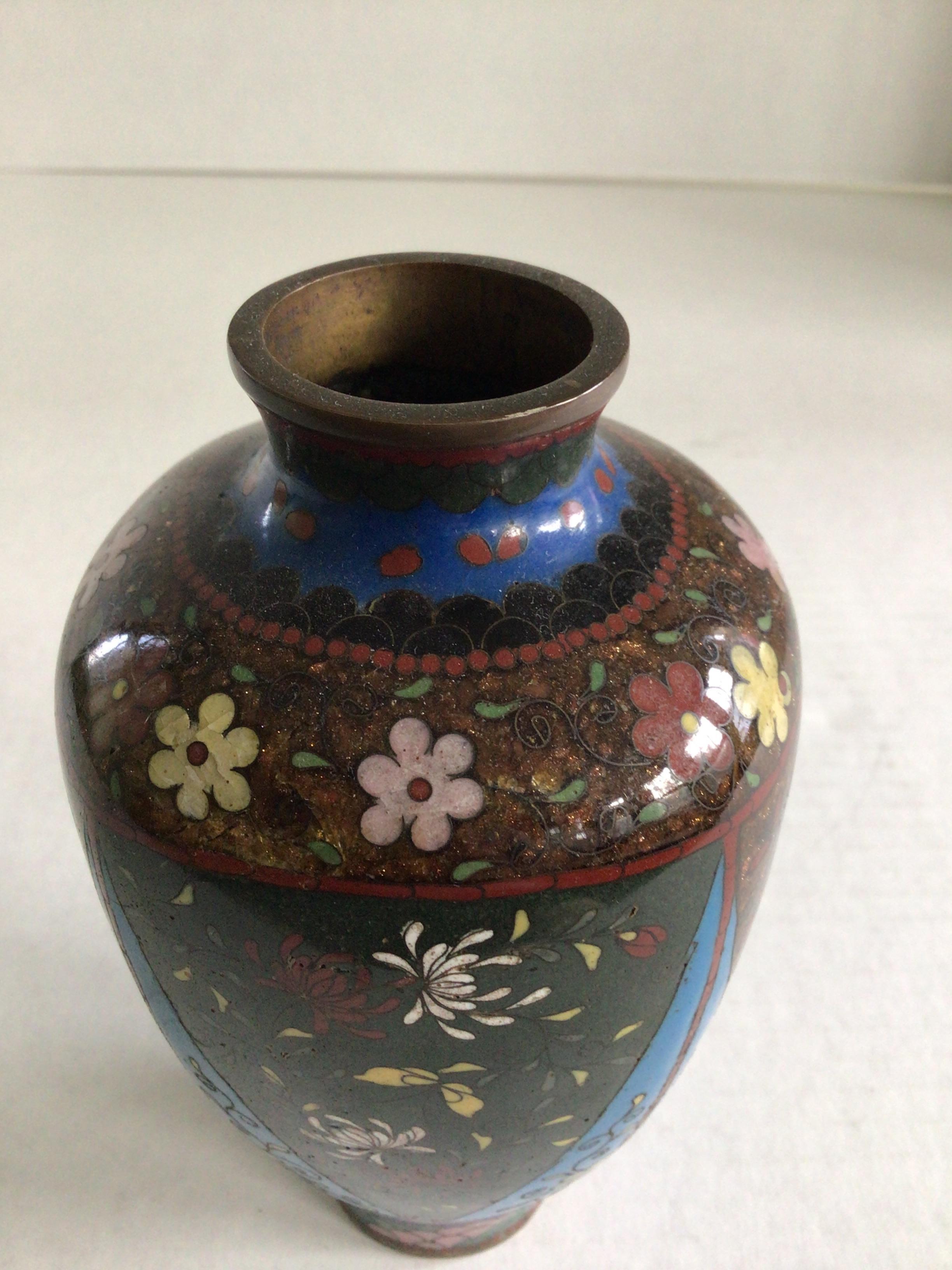 Petit vase cloisonné des années 1920 avec fleurs et papillons Bon état - En vente à Tarrytown, NY