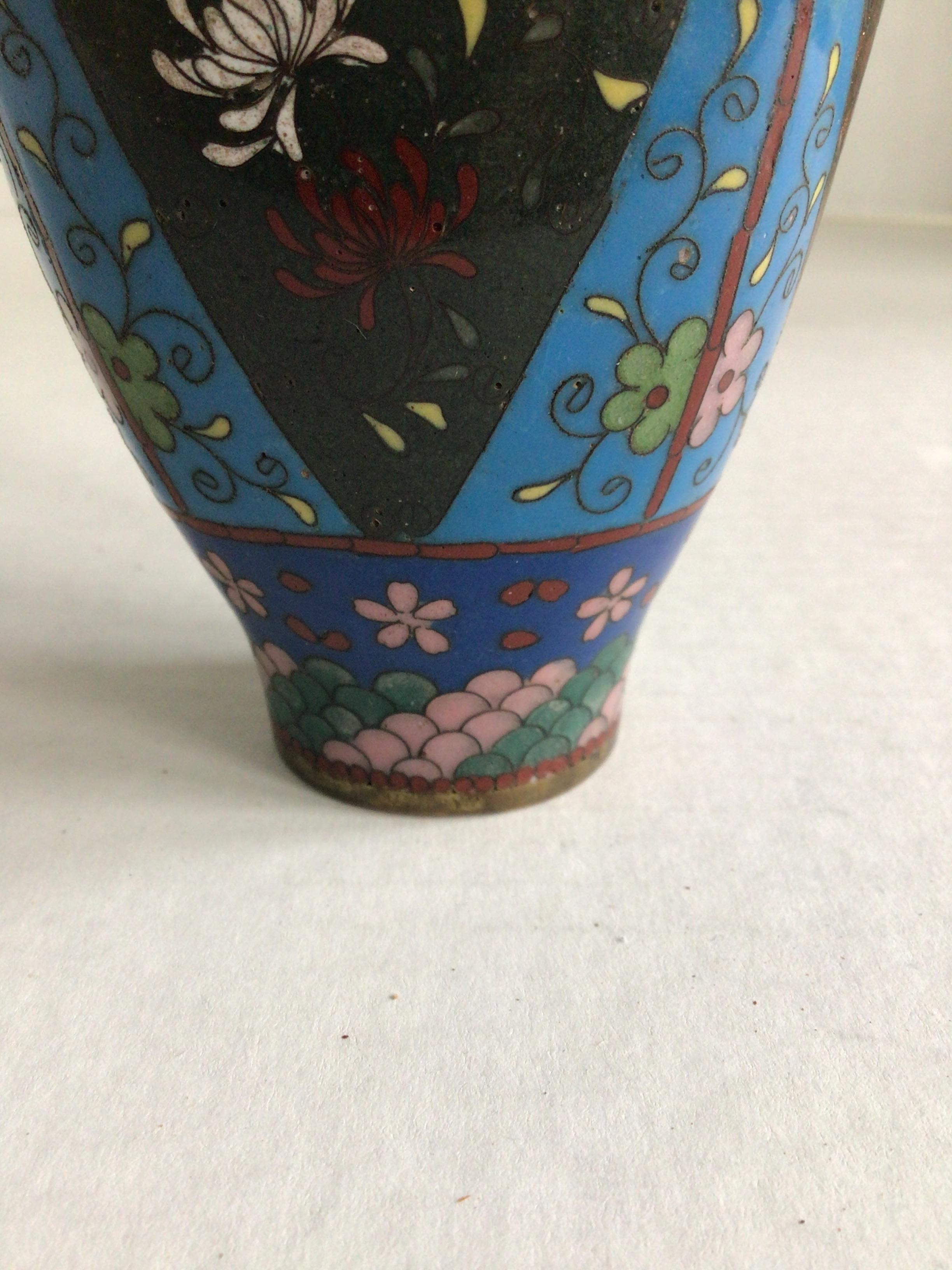 Début du 20ème siècle Petit vase cloisonné des années 1920 avec fleurs et papillons en vente