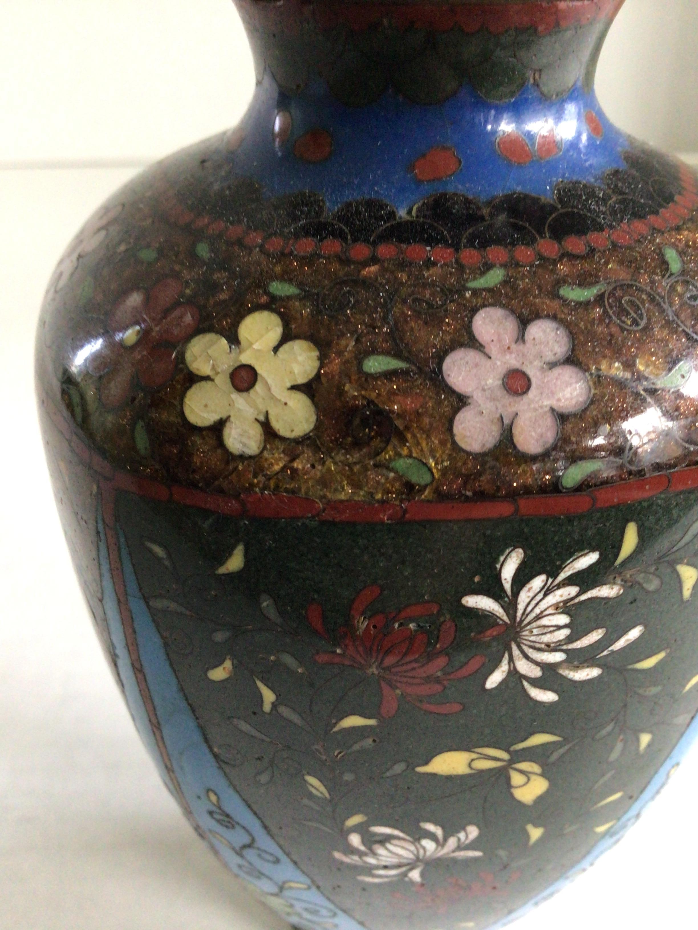 Laiton Petit vase cloisonné des années 1920 avec fleurs et papillons en vente