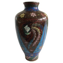 Jarrón pequeño de cloisonné con flores y mariposas de los años 20