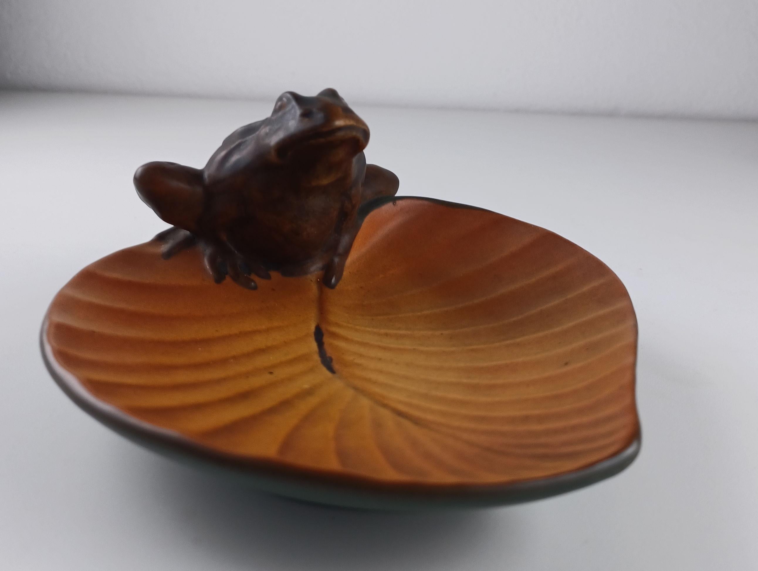 Art nouveau Petit plat à grenouilles danois Art Nouveau des années 1920, fabriqué à la main par Ipsens Enke en vente