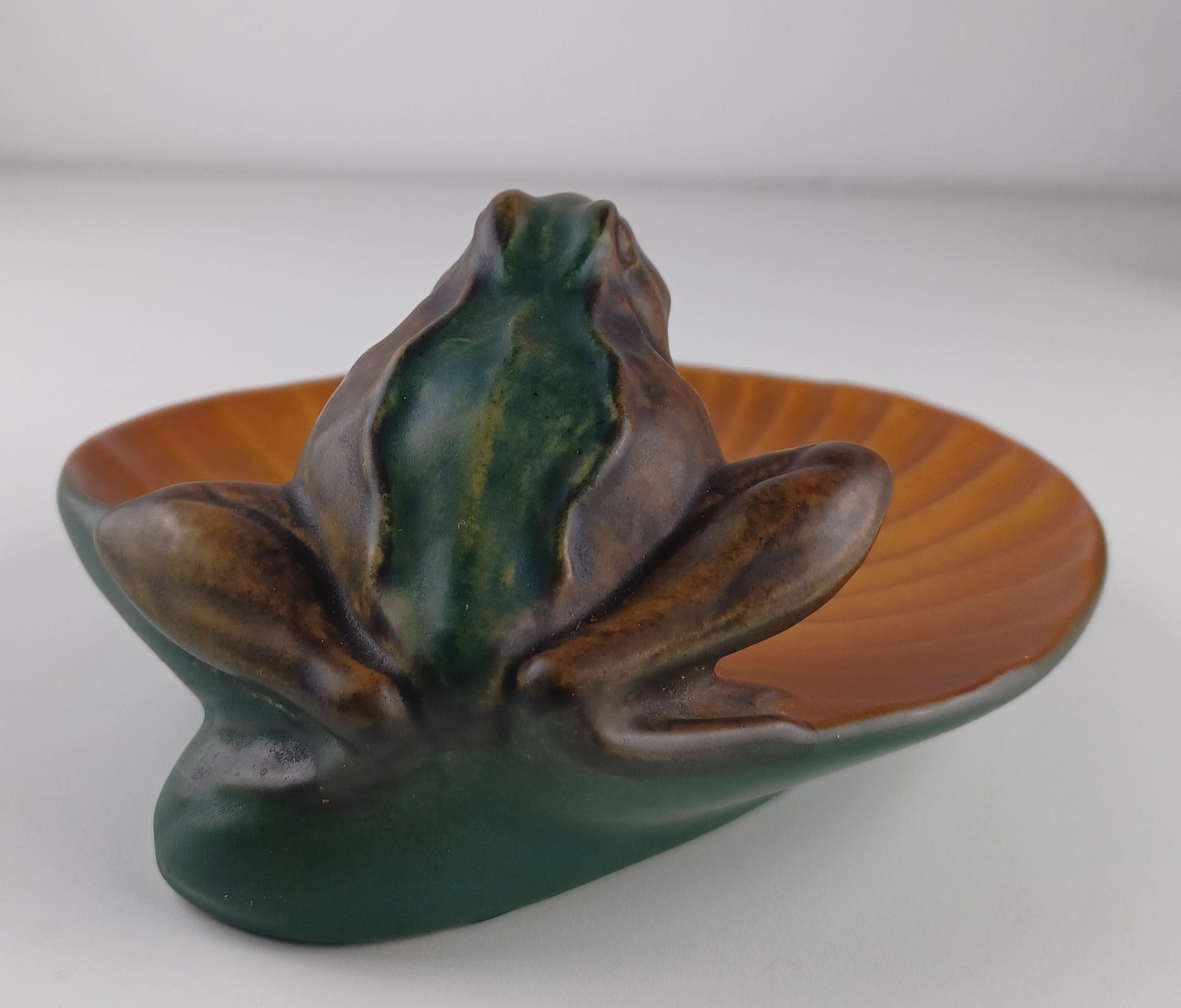 1920's Small Handcrafed Danish Art Nouveau Handcrafted Frog Dish by Ipsens Enke In Good Condition For Sale In Knebel, DK