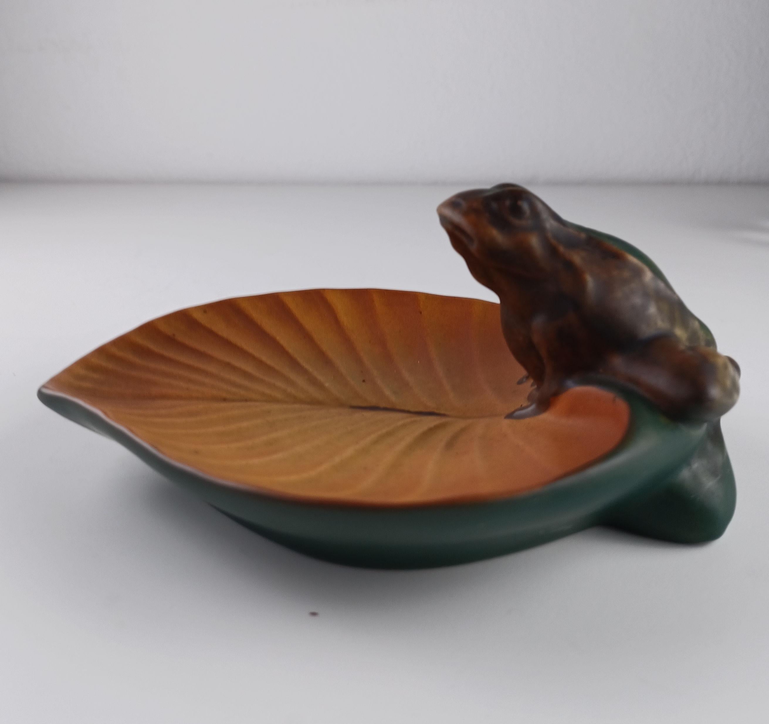 Ceramic 1920's Small Handcrafed Danish Art Nouveau Handcrafted Frog Dish by Ipsens Enke For Sale