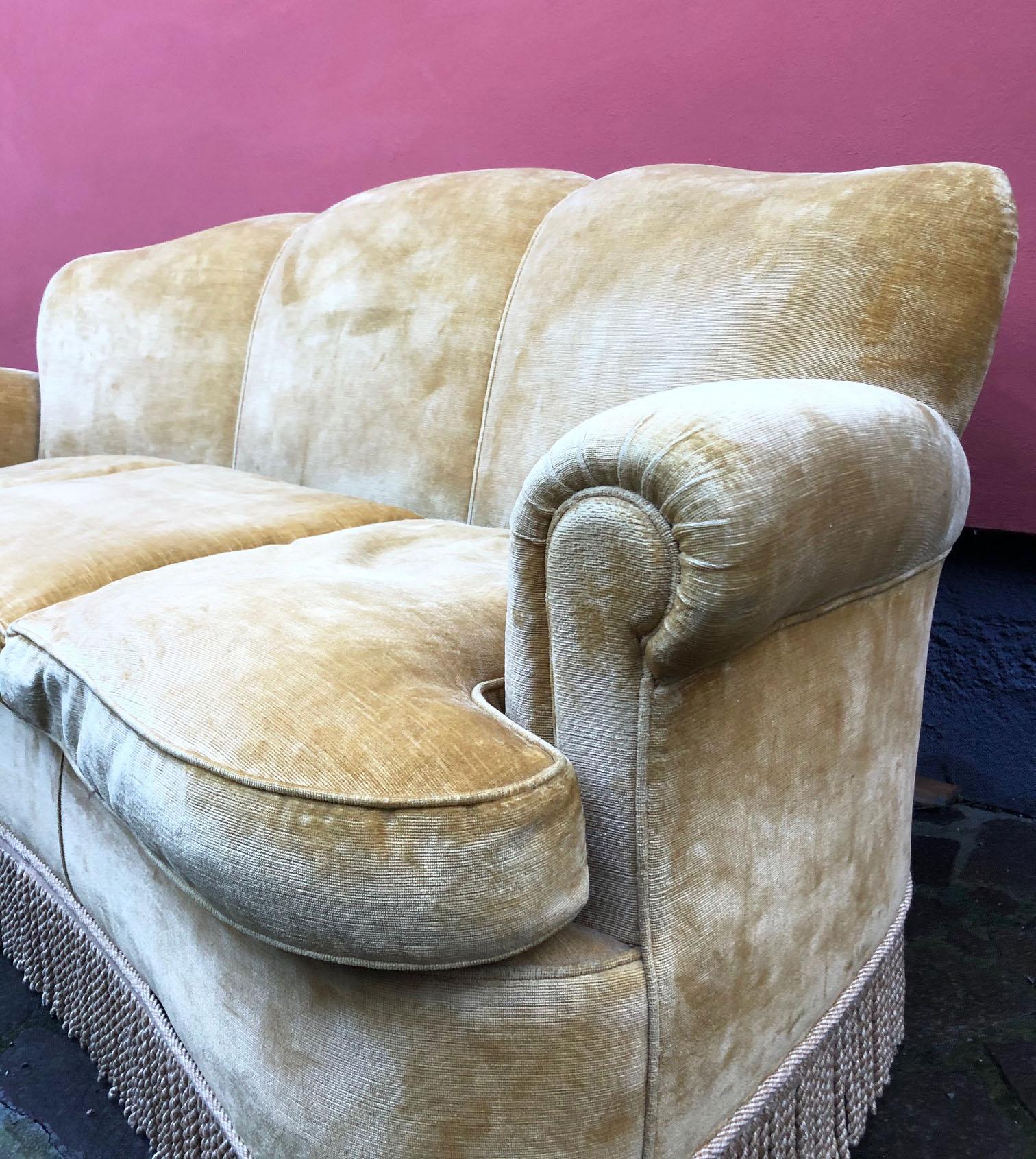 Original 1920s ocher color, Art Deco style, velvet sofa, three-seat.
Very convenient and comfortable.
It has a curved shape.
The transport quote for the USA and Canada is customized according to the destination, make the request with zip code and