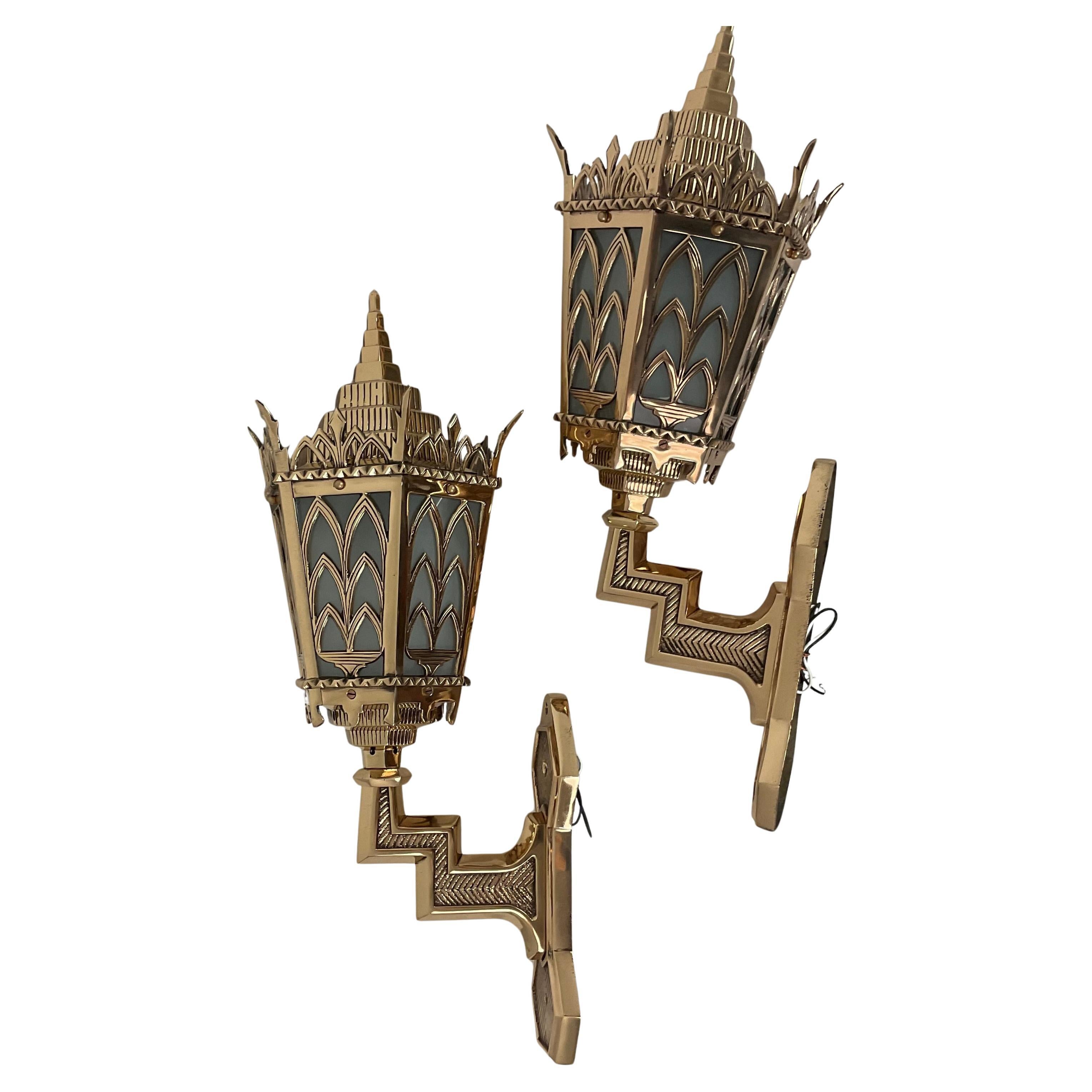 1920's Solid Bronze Outdoor Wandleuchter Paar im Angebot