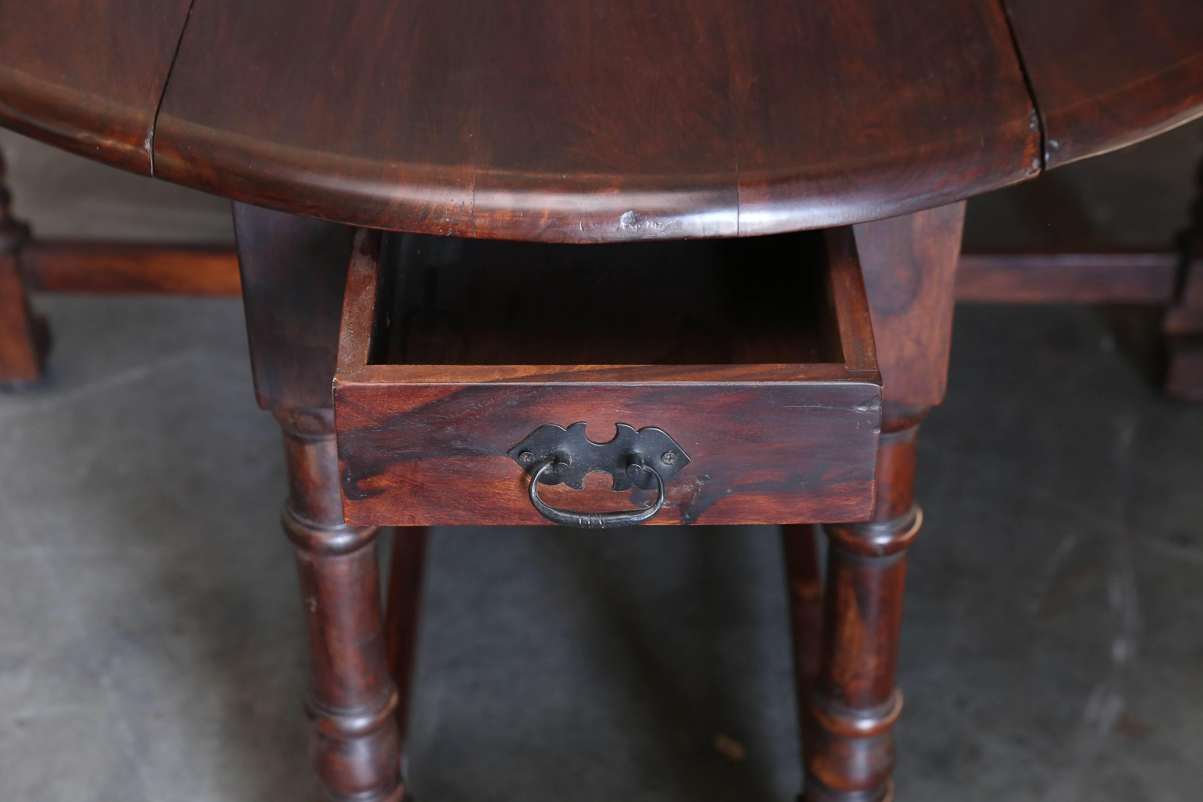 1920s Solid Teak Wood British Colonial Gate Leg Breakfast Table In Excellent Condition For Sale In Houston, TX