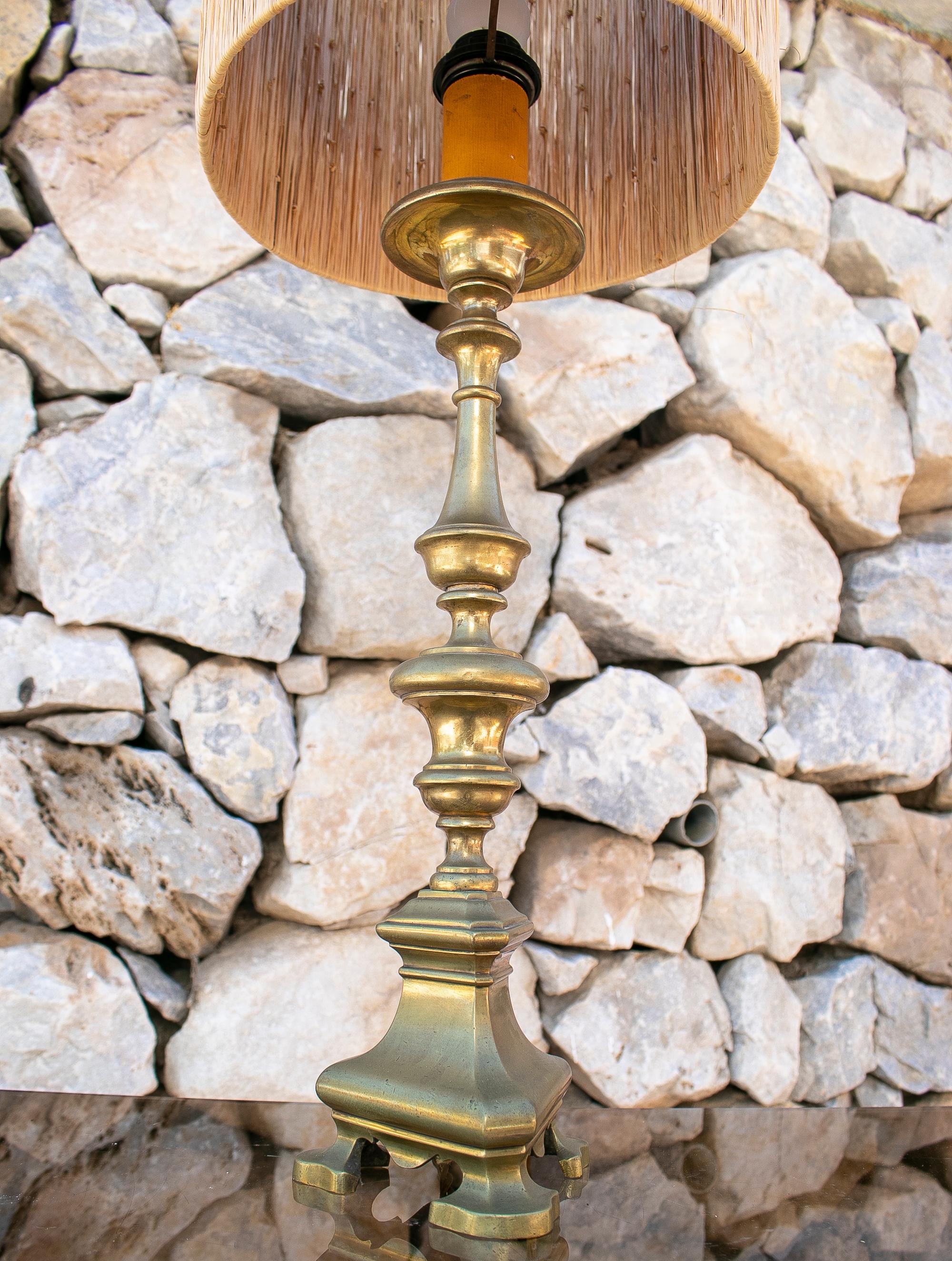 1920s Spanish bronze candlestick turned into a table lamp. Shade not included. 

Measures: Height up to shade, 58 cm.