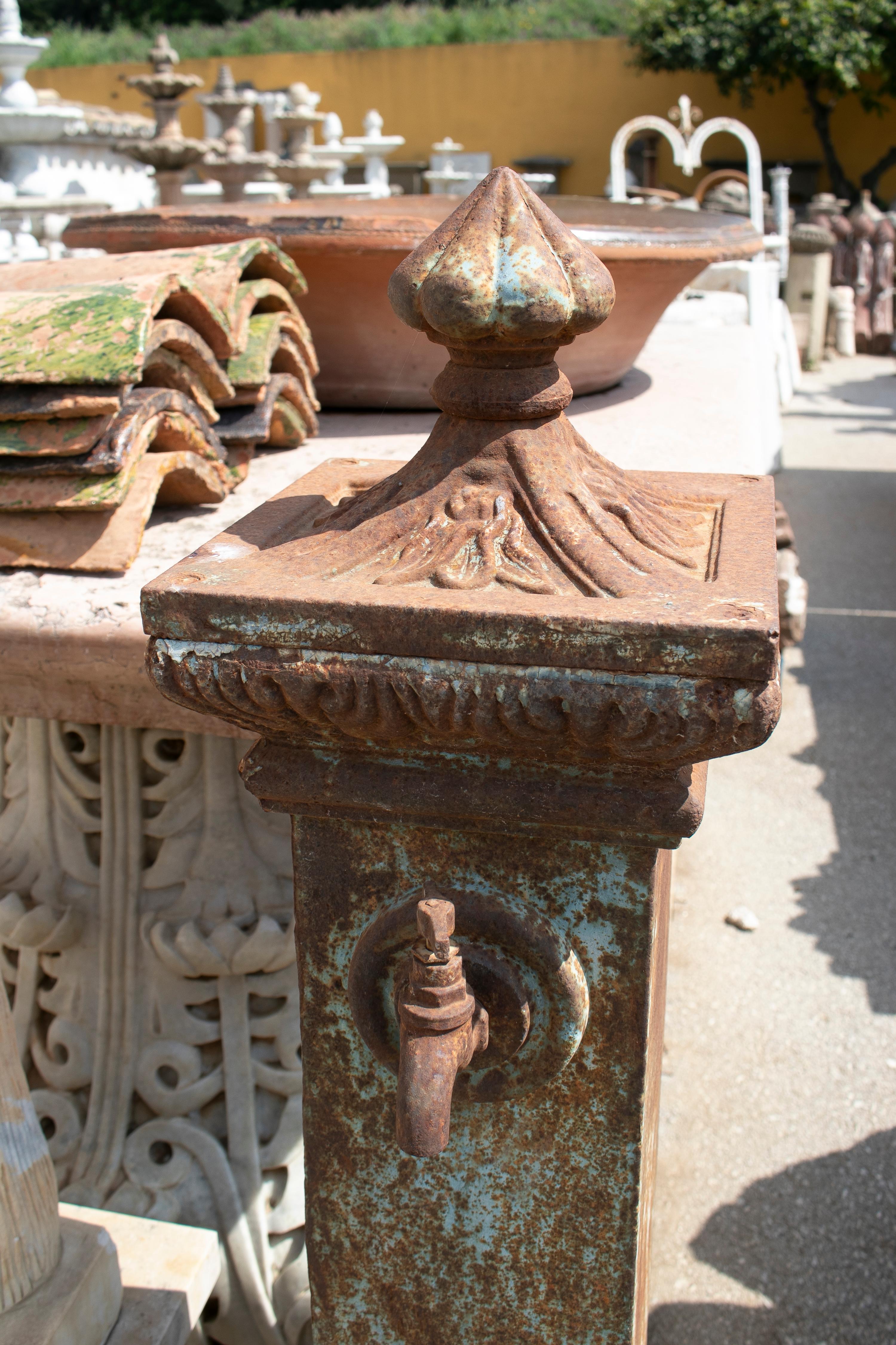 water fountain in spanish