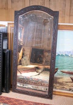 Spanischer Wandspiegel mit Gravur aus den 1920er Jahren und handgeschnitztem Holzrahmen im Bass-Relief-Stil