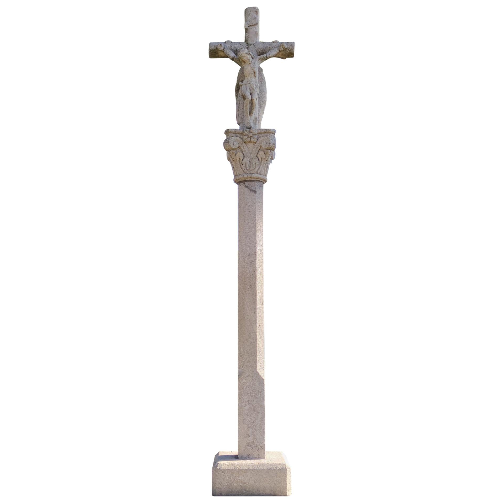 Crucifixion à haute croix espagnole en pierre sculptée à la main « Cruceiro » des années 1920