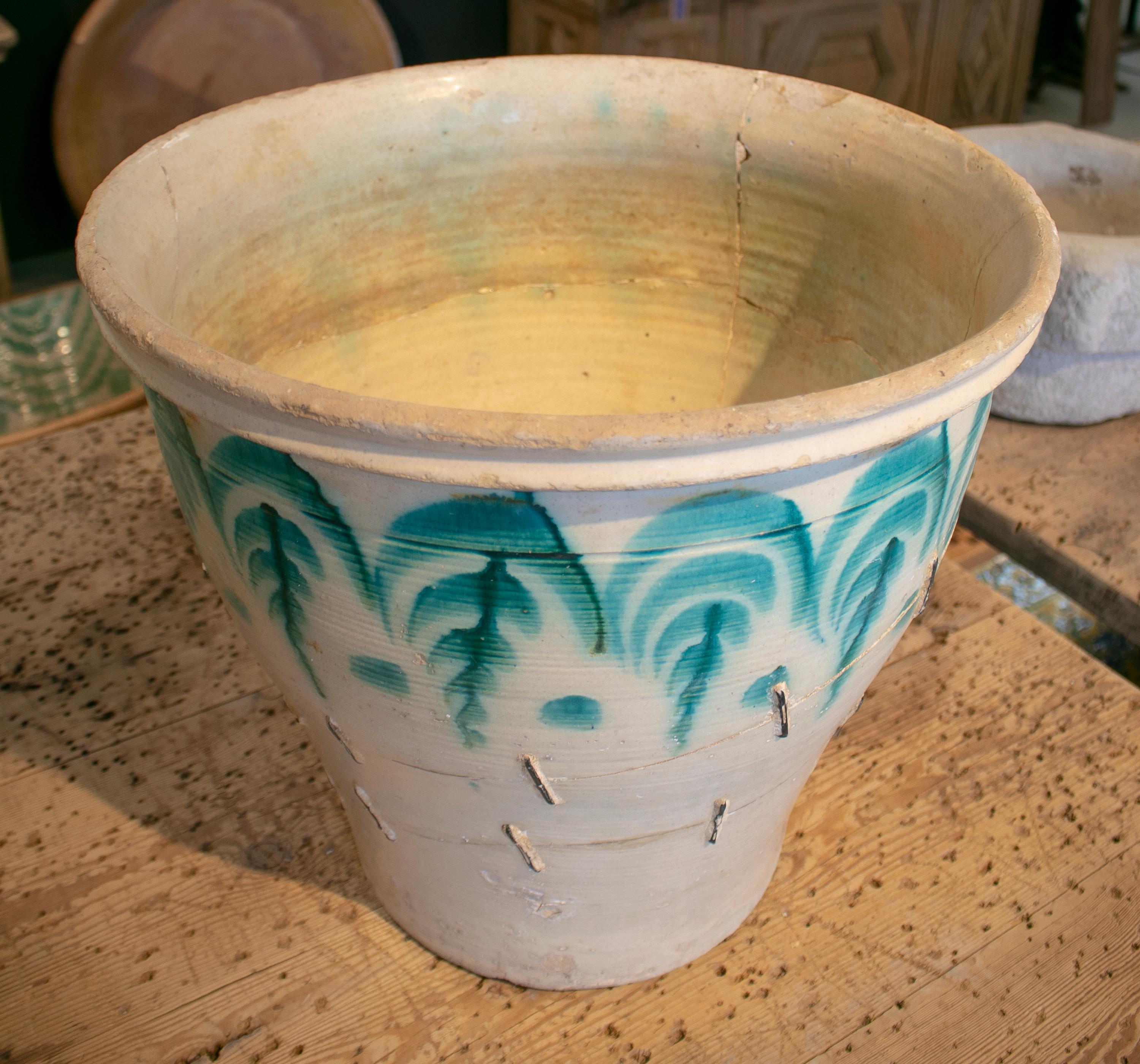 1920s Spanish Granada White and Green Glazed Ceramic Pot with Iron Staples 6