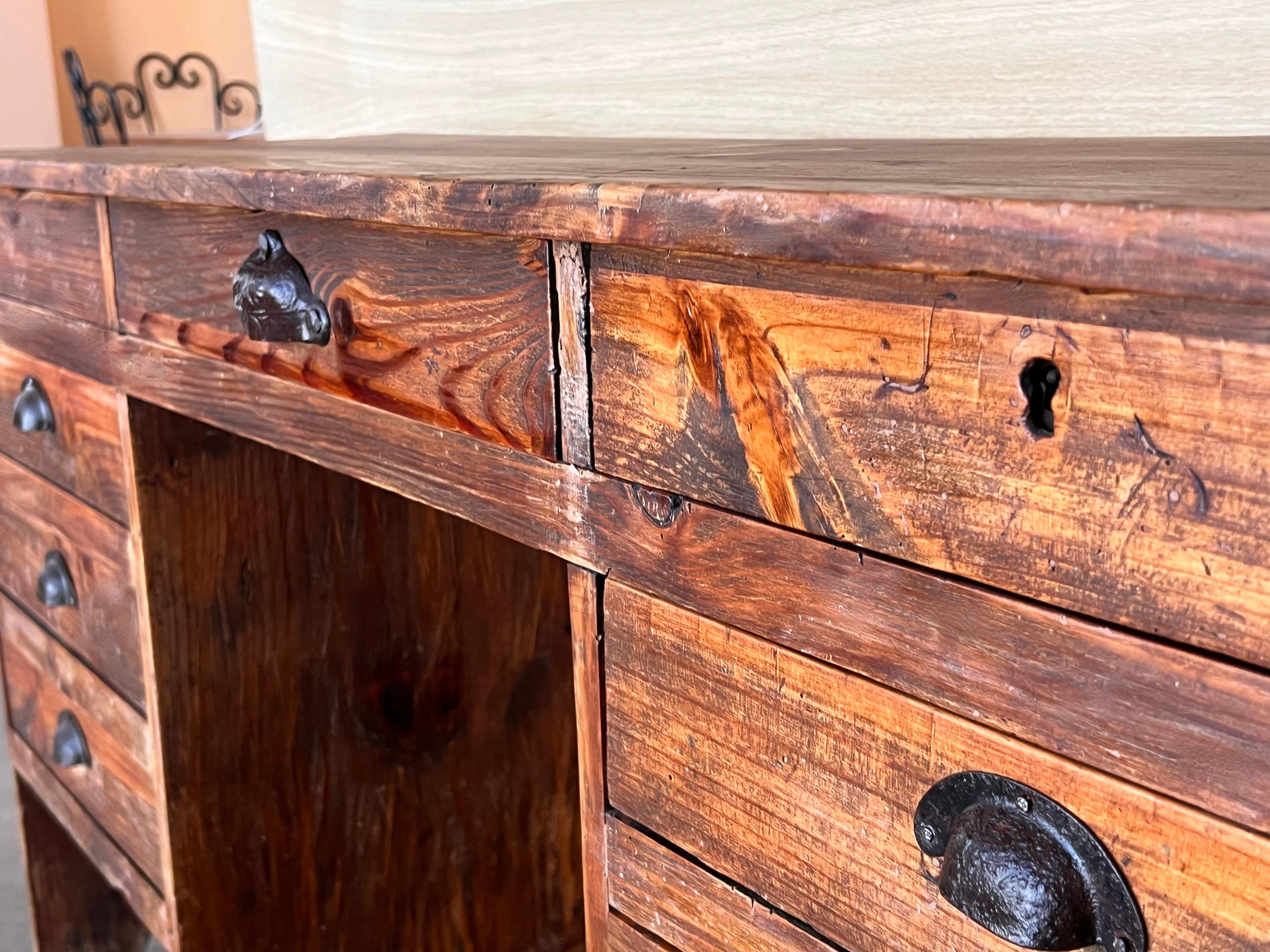 Secrétaires espagnols des années 1920, bureau à caisson en pin en vente 9