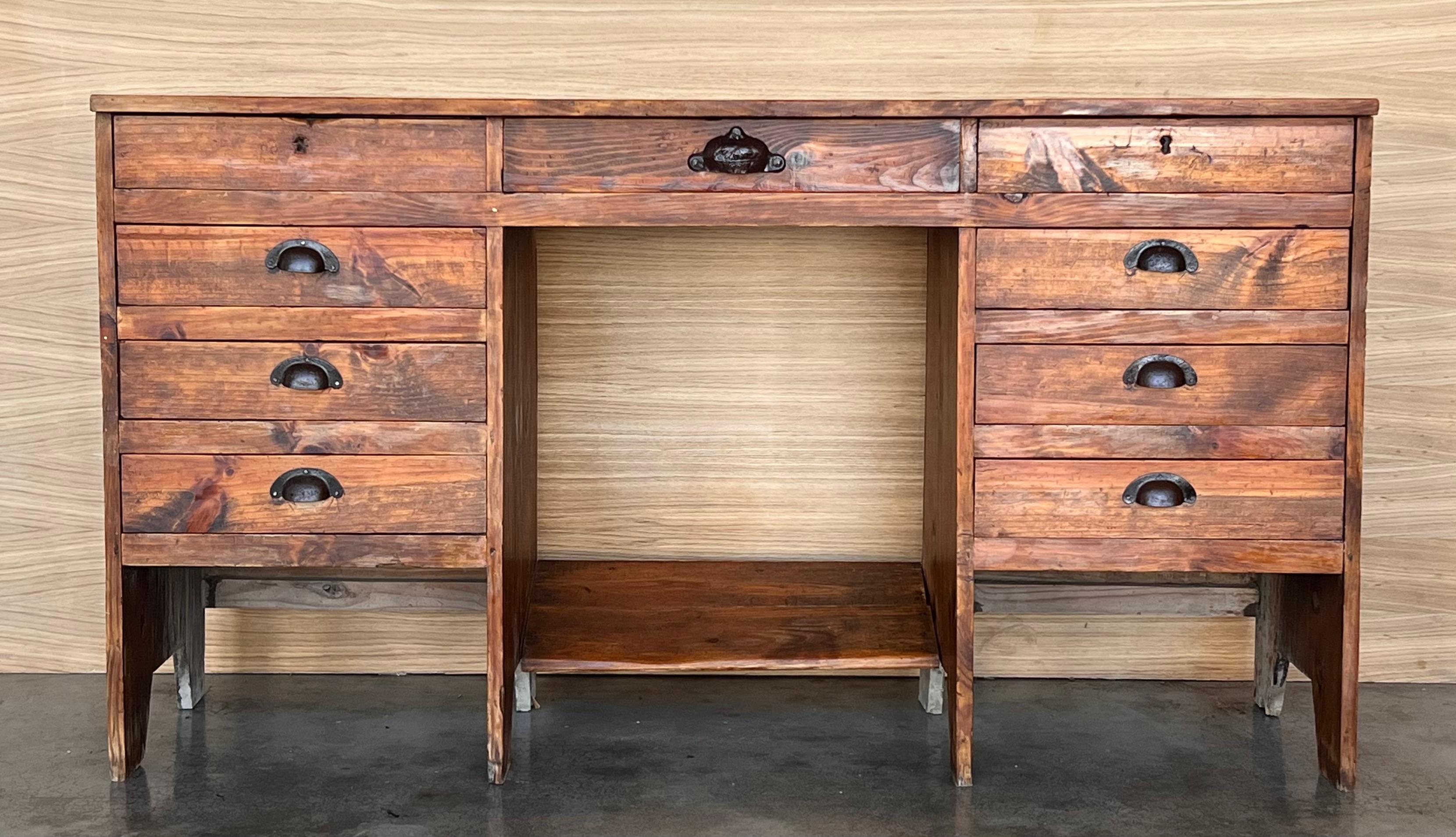 Charmante ancienne  Bureau en pin espagnol avec de beaux détails. Le bureau a neuf tiroirs. La finition a été laissée naturelle, ce qui lui confère beaucoup de caractère.

La pièce sera restaurée pour un état parfait avant d'être expédiée, le ton