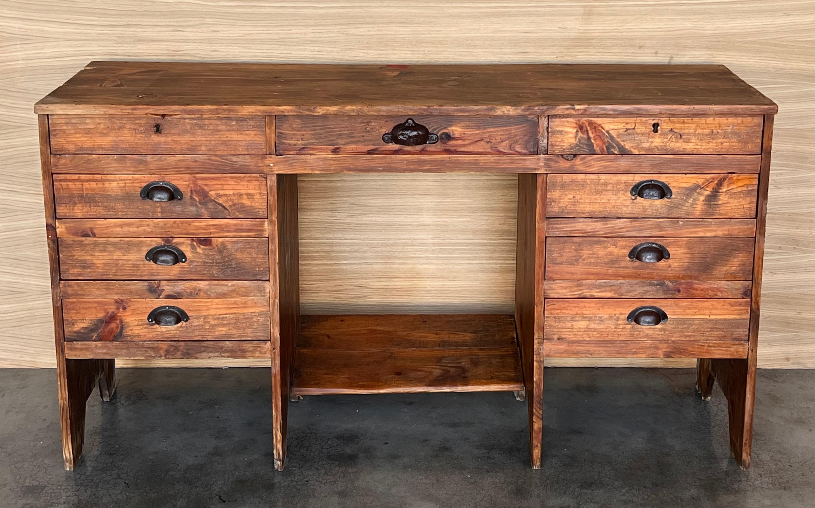 Espagnol Secrétaires espagnols des années 1920, bureau à caisson en pin en vente