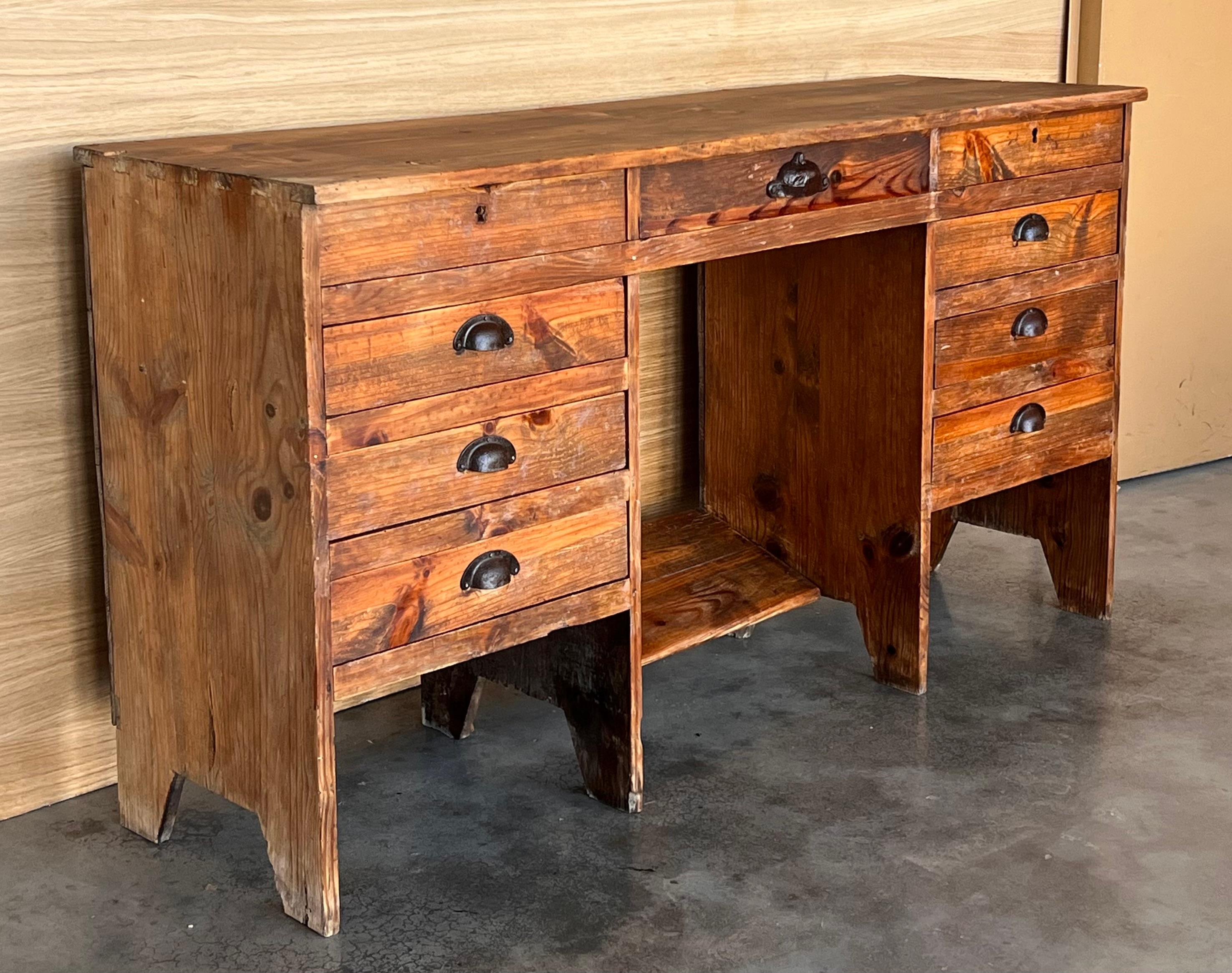 Secrétaires espagnols des années 1920, bureau à caisson en pin Bon état - En vente à Miami, FL