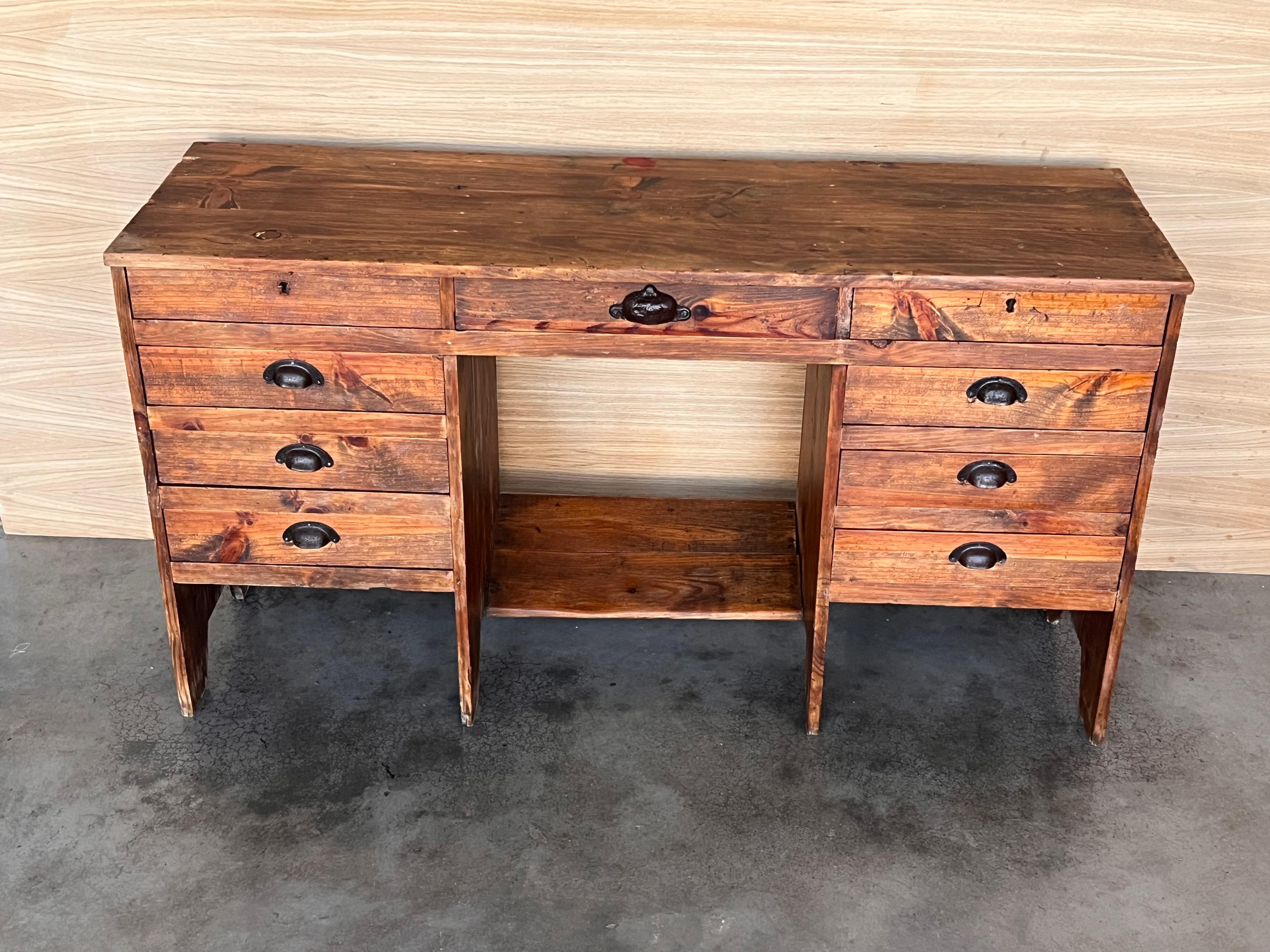 20ième siècle Secrétaires espagnols des années 1920, bureau à caisson en pin en vente
