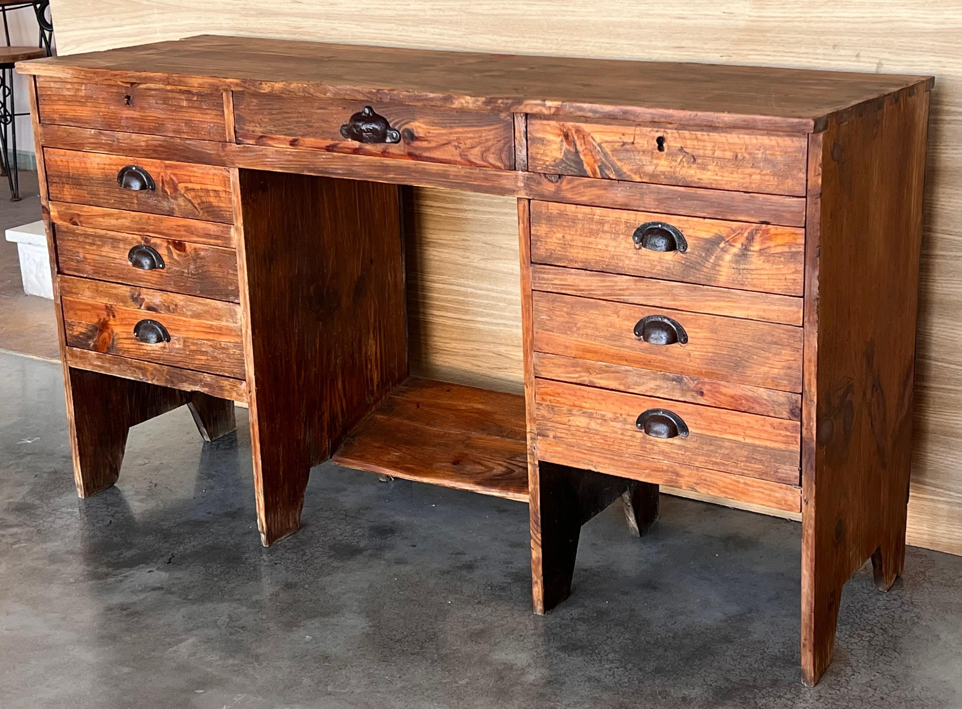 Pin Secrétaires espagnols des années 1920, bureau à caisson en pin en vente