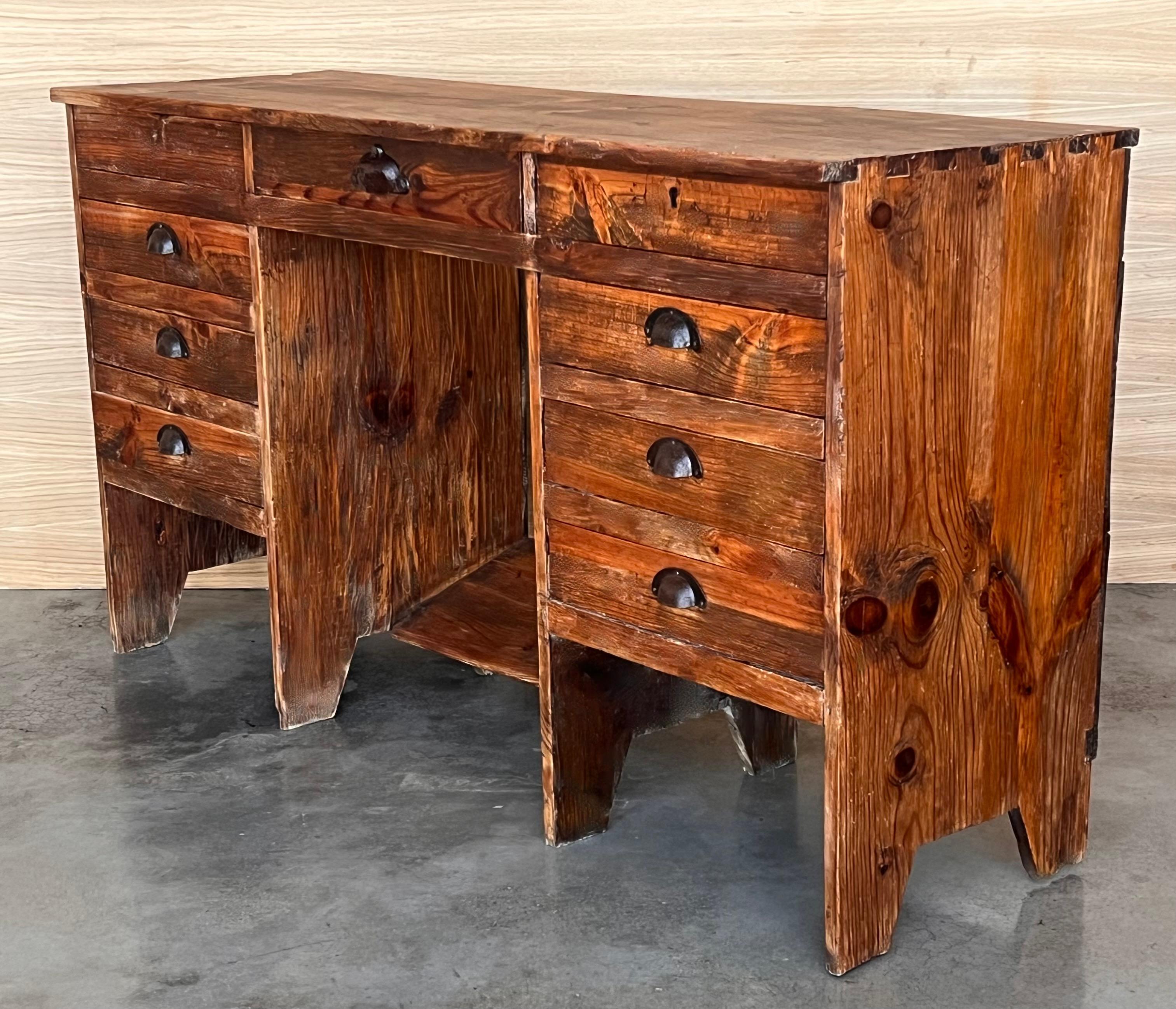 Secrétaires espagnols des années 1920, bureau à caisson en pin en vente 1