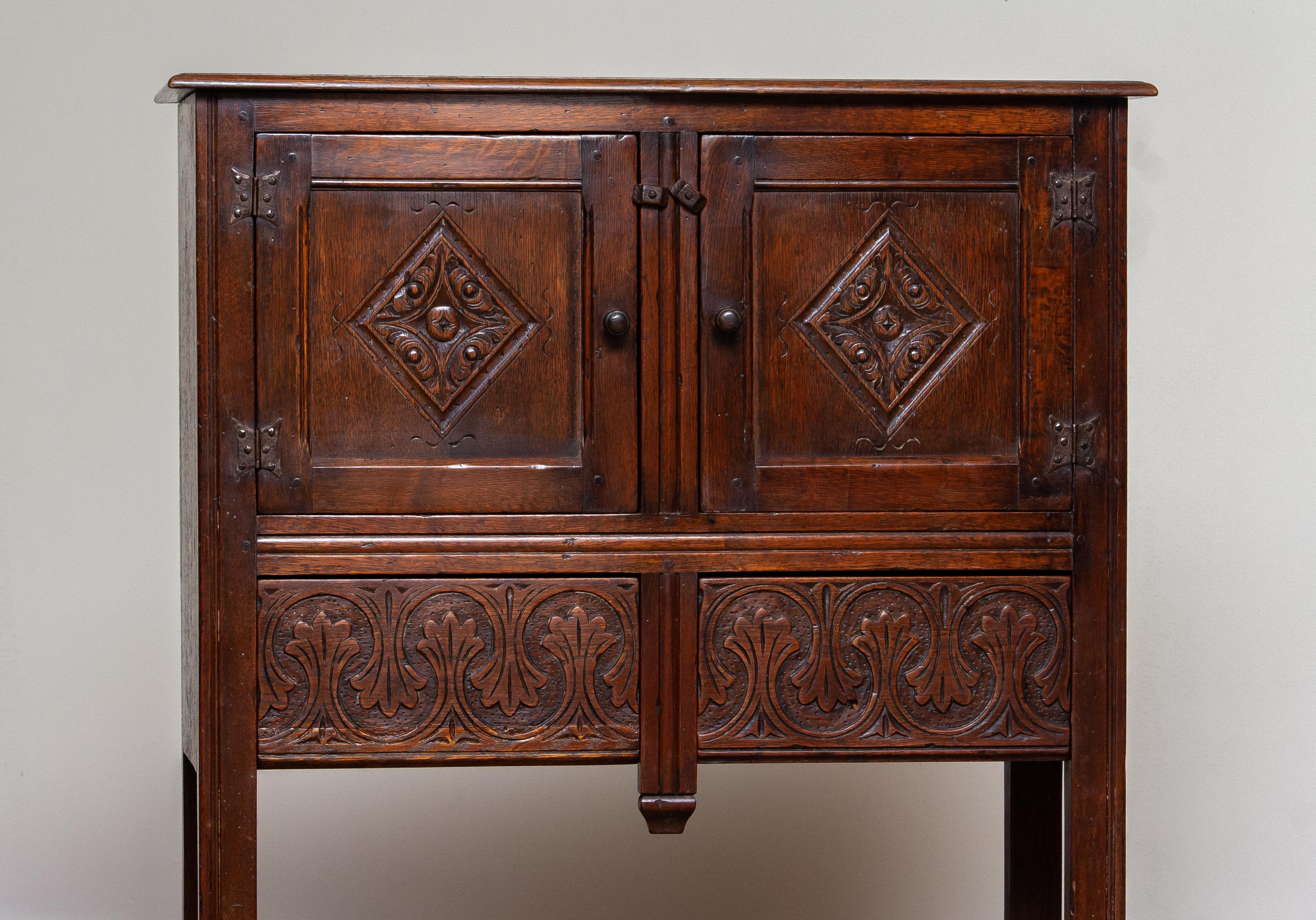 Beautiful Renaissance style dry bar / drinks cabinet made in the south of Europe in the 1920's.
The cabinet is made of European oak and consists two drawers and two doors to enter the cabinet. The right side consists a shelf on a fixed position.