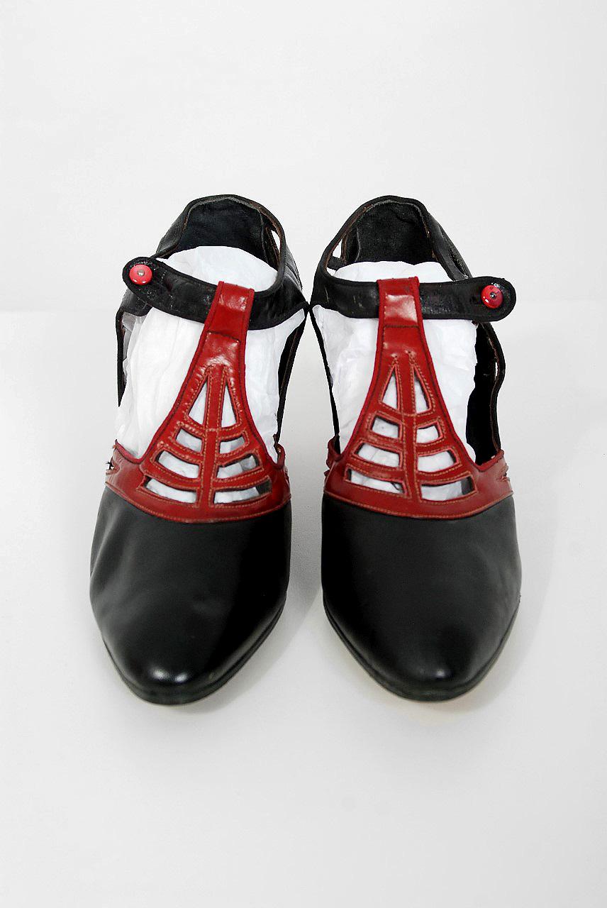 Superbe paire d'authentiques chaussures en cuir à toile d'araignée datant du milieu des années 1920. Croyez-le ou non, ils sont même livrés avec leur boîte d'origine du magasin de chaussures Harris, recouverte d'une toile d'araignée assortie. Les