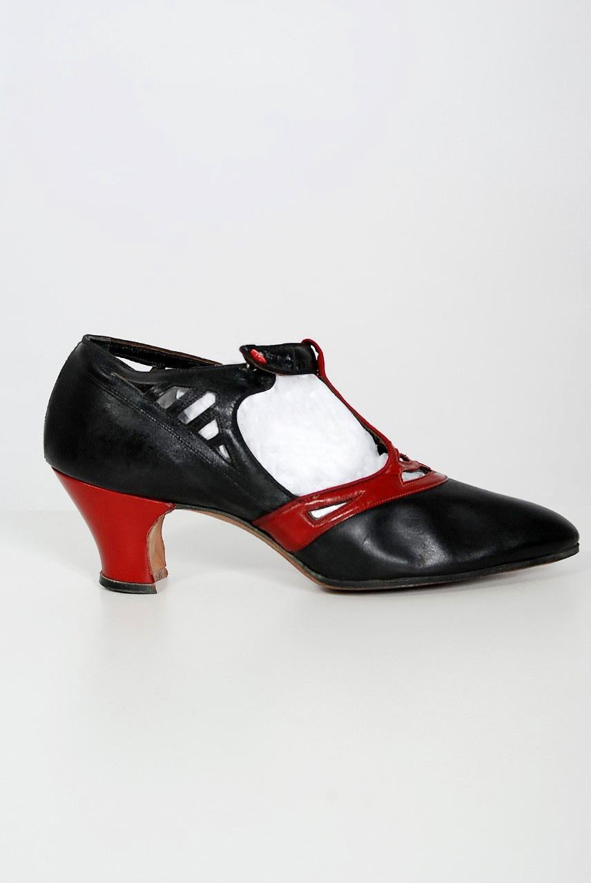 Gris Chaussures déco en cuir noir et rouge Vintage 1920's Spiderweb Cut-Out Novelty avec boîte en vente