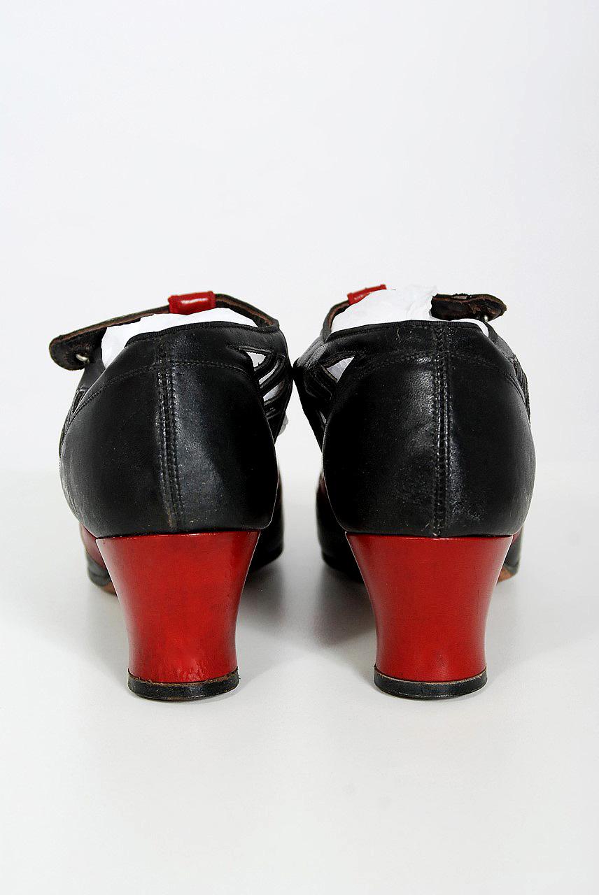 Vintage 1920er Jahre Spiderweb Cut-Out Neuheit Schwarz & Rot Leder Deco Schuhe mit Box (Grau) im Angebot